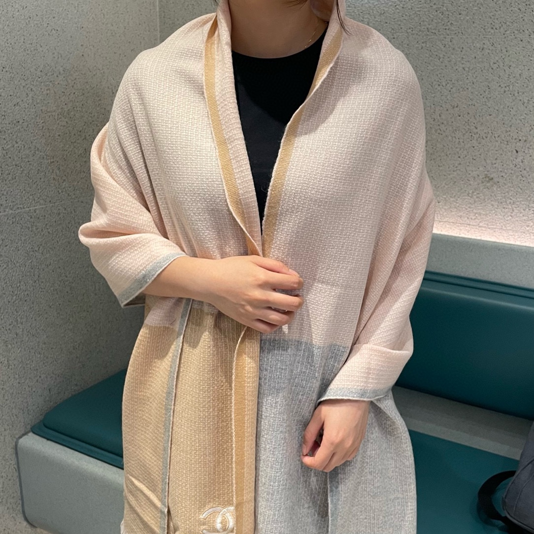 NO:180946,Chanel's new model is slowly grabbing the top original order, authentic, beautiful, high-end goods [absolutely worth collecting] Chanel's beautiful and versatile counter limited edition, it is difficult to order top-level imported cashmere when you are rich, and gold and silver thread borders are of high quality and are given to people for their own use. The absolute high-end exclusive real-life shooting!  What you see and get, the color is super positive and the top quality goods are not waiting for anyone. Special channels sell goods with one less and one absolutely top quality goods. Any detail is the rhythm of the counter 90*200 top quality imported cashmere, heavy recommendations for high-version scarves, high-version scarves, chanel19860909香奈儿新款到手慢抢顶级原单正品旷世绝美顶级高端货【绝对值得珍藏】香奈儿绝美百搭款专柜限量哦有钱都很难订到顶级进口客供山羊绒,金银线镶边品质上乘送人自用绝对高大上独家实物拍摄！所见所得,颜色超正顶级好货不等人,特殊渠道货卖一个少一个绝对的顶级好货,任何一个细节都是专柜的节奏90*200顶级进口客供山羊绒重磅推荐高版本围巾,高版本围巾,chanel,scarf