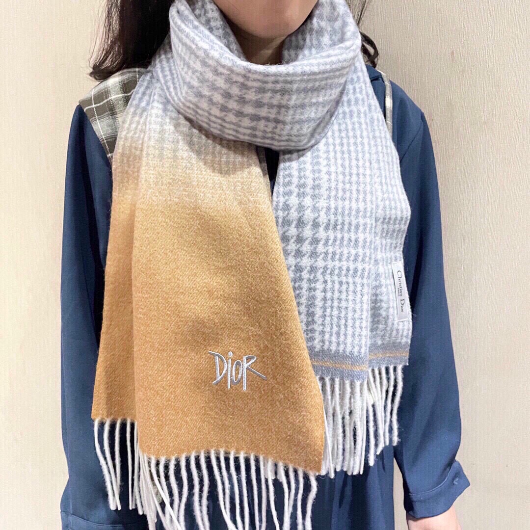 NO:181118,The original new cashmere list is beautiful Dior gradient cashmere long scarf. It uses bold brushstrokes to tug the hearts of the brand's lovers. It is highly recommended that the hand is slow and the price is really good. This size is not big or small, and it is very easy to match. The quality is super good. The high-end quality will be understood by hand. The high-end details are what you see and what you get is the heavy and huge VIP customer must enter. Recommended size 32*200cm, top cashmere high-version scarf, high-version scarf, dior19860909新款羊绒原单 美极了迪奥渐变羊绒长巾 以大胆笔触拨动品牌钟情者心弦.强烈推荐手慢无价格真心好,这个size不大不小特别好搭配,品质超级好拿到手就会懂的高端品质,高端细节所见即所得重磅巨献VIP客户必入推荐尺寸32*200cm,顶级羊绒高版本围巾,高版本围巾,dior,scarf