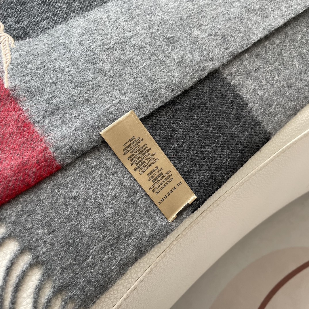 王牌口碑burberry深度水波纹经典羊绒格子围巾专柜最新品相目前专柜都换上了新标经典中的经典.全品相其