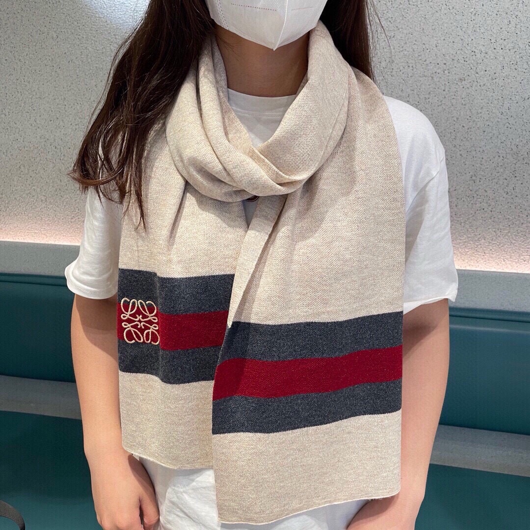 NO:182377,The popular product is available. The couple's model Luo Yiwei, exclusive cow product. Luxury is all in the size. Only high-end quality with super high cashmere quality will be favored by this brand. This boutique is a rare scarf knitted on the market. It is really a super high-end product. Only this big brand will have every color. Every color is left. Good product that sells one less. Imported knitted cashmere size 180*32 high-version scarf, high-version scarf, loewe19860909爆款上新 情侣款罗意威 独家牛货 奢华尽在尺寸之间,高端品质具有超高羊绒品质才会被此品牌青睐这种精品是市场上及其少见的围巾针织,真是超级高端货只有这种大品牌才会拥有每色都是大爱每色都留.卖一条少一条的好货 进口针织羊绒 尺寸180*32高版本围巾,高版本围巾,loewe,scarf