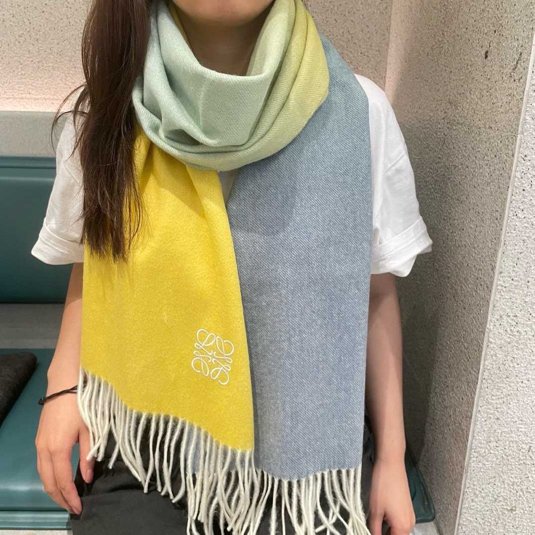 NO:182381,The popular product is available. The couple's model Luo Yiwei, exclusive cow product. Luxury is all in the size. Only high-end quality with super high cashmere quality will be favored by this brand. This boutique is a rare scarf knitted on the market. It is really a super high-end product. Only this big brand will have every color. Every color is left. Good product that sells one less. Imported cashmere size 180*32 high-version scarf, high-version scarf, loewe19860909爆款上新 情侣款罗意威 独家牛货 奢华尽在尺寸之间,高端品质具有超高羊绒品质才会被此品牌青睐这种精品是市场上及其少见的围巾针织,真是超级高端货只有这种大品牌才会拥有每色都是大爱每色都留.卖一条少一条的好货 进口羊绒 尺寸180*32高版本围巾,高版本围巾,loewe,scarf