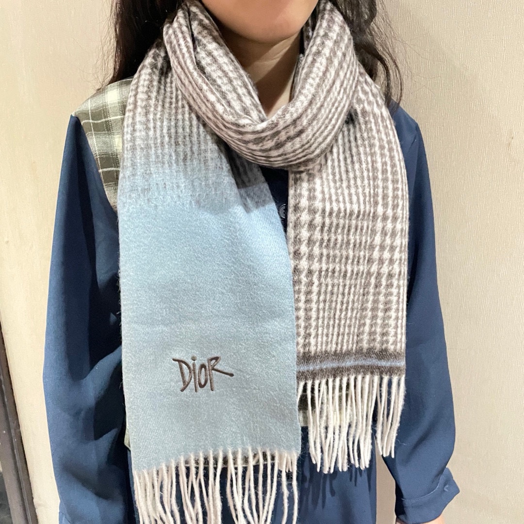 NO:182355,The original new cashmere list is beautiful Dior gradient cashmere long scarf. It uses bold brushstrokes to tug the hearts of the brand's lovers. It is highly recommended that the hand is slow and the price is really good. This size is not big or small, and it is very easy to match. The quality is super good. The high-end quality will be understood by hand. The high-end details are what you see and what you get is the heavy and huge VIP customer must enter. Recommended size 32*200cm, top cashmere high-version scarf, high-version scarf, dior19860909新款羊绒原单 美极了迪奥渐变羊绒长巾 以大胆笔触拨动品牌钟情者心弦.强烈推荐手慢无价格真心好,这个size不大不小特别好搭配,品质超级好拿到手就会懂的高端品质,高端细节所见即所得重磅巨献VIP客户必入推荐尺寸32*200cm,顶级羊绒高版本围巾,高版本围巾,dior,scarf