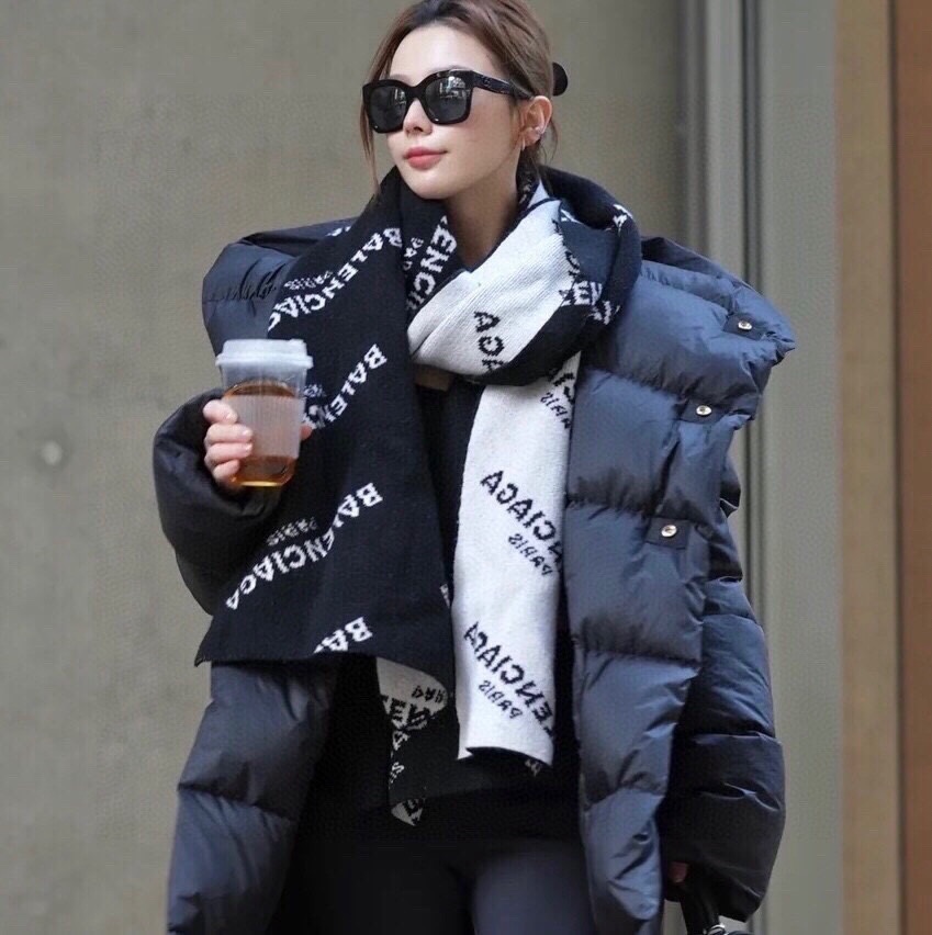 NO:182371,The latest counter model Balenciaga is coming. Top color weaving technology. This technology is only available in the real OEM factory. Top knitted and cashmere scarf. High-end products. Fashion brand colors are super positive, super soft, warm and skin-friendly. Simple plain colors are very elegant. It is really rare. The 32*180cm size long scarf is definitely a high-end quality that is slow to use. Wear it, you can go to the major counters for a walk with confidence. High-version scarf, high-version scarf, balenciaga19860909专柜最新款巴黎世家 火爆来袭顶级色织工艺此工艺只有大牌纯正代工厂才有的工艺顶级针织加羊绒围巾高尖端产物时尚大牌颜色超正超级柔软保暖亲肤,简单的素色非常大气..真的是臻品罕见.32*180cm尺寸长巾绝对是手慢无的高端精品戴着它可以放心的去各大专柜遛弯哦,高版本围巾,高版本围巾,balenciaga,scarf