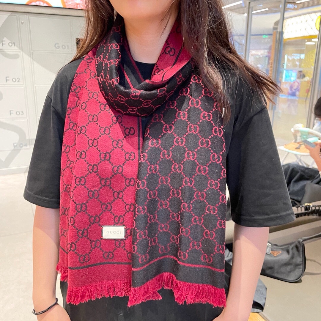 NO:182383,Gucci original single heavyweight recommendation low-key luxury, superb soft and elite master-level fashionable scarf. This Gucci cashmere jacquard scarf is more and more loves it. The more you look at it, the more fashionable it becomes. This craftsmanship and color matching is not ordinary. I really like this master-level fashionable sense. People with attitude will definitely like it!  This design is more stretchy, more advanced, more atmospheric, and more affordable. It is recommended to use the abdomen velvet tip of the Albasic velvet collected every spring to produce the original velvet. The characteristic of this cashmere is that even after being processed by human craftsmanship, the essence of the original velvet is retained to the greatest extent. There will be a special texture scarf in your hand and still feels like holding a cloud. It is really high-end. Finally, this biggest feature also has the design sense of jacquard technology, which perfectly presents the classic gglogo!  45180 high-version scarf, high-version scarf, gucci19860909Gucci原单重磅推荐低调的奢侈感极品柔美精英高手级别的时髦感围巾这款Gucci羊绒提花围巾越看越爱,越看越时髦这种工艺和配色一看就知道不是一般的,非常非常喜欢这种高手级别的时髦感,有态度的时髦人一定会喜欢！这样的设计更舒展,更高级,更大气,更加经得起推荐采用每年开春采集的阿尔巴斯纯种绒山羊腹部绒尖为原绒生产,这种羊绒的特点就是,即便经过人类工艺的加工,仍最大程度的保留了原绒的本质,会有特殊的肌理纹围巾握在手里就跟握着云朵般的仍空气绵绵感真的非常高级最后,这个最大的特色还有提花工艺的设计感,将经典的gglogo另一种完美呈现！45180高版本围巾,高版本围巾,gucci,scarf