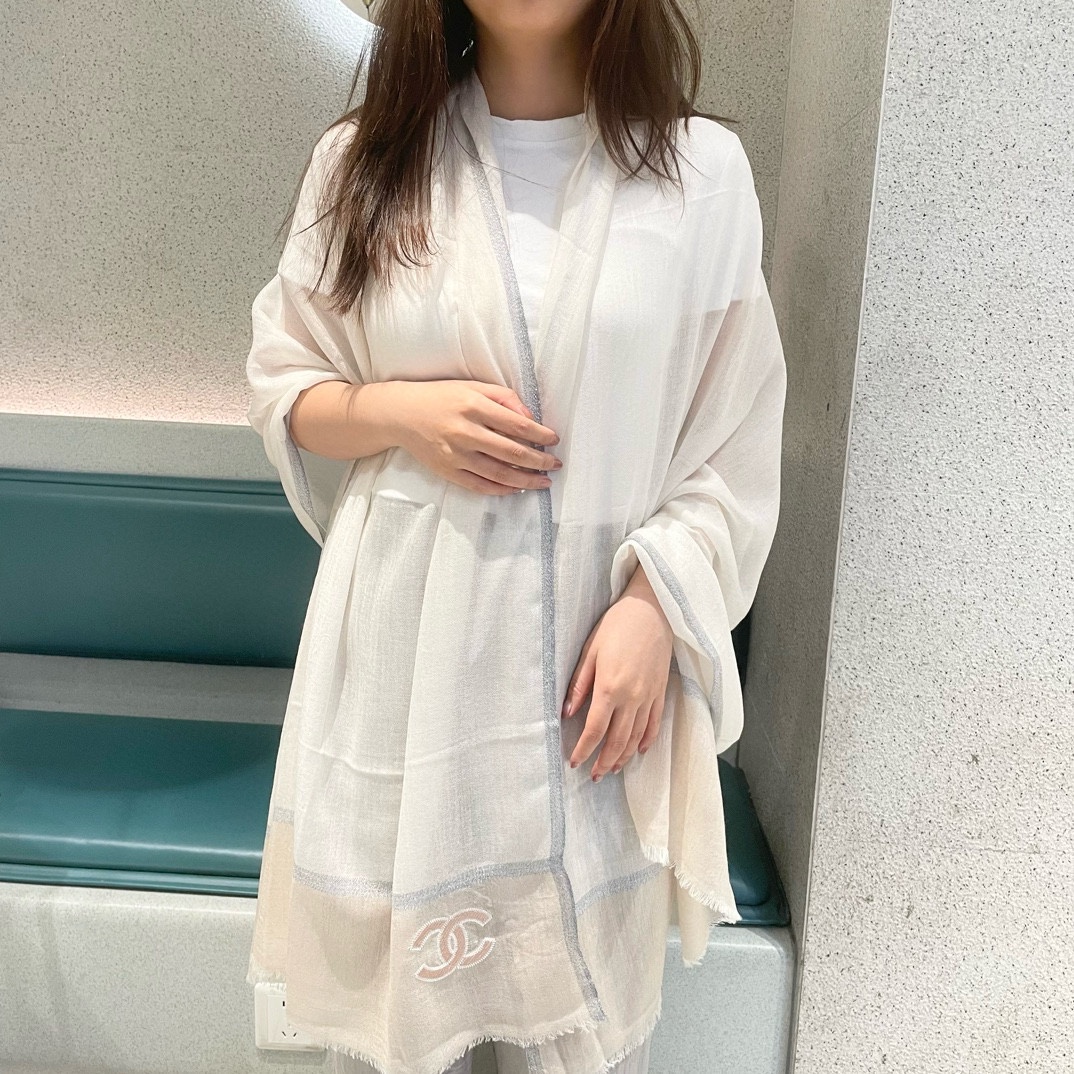 NO:182430,Chanel's new model is slowly grabbing the top original order, authentic, beautiful top high-end goods [absolutely worth collecting] Chanel's beautiful versatile counter limited edition, it is difficult to order top imported cashmere when you are rich, and gold and silver thread borders are of high quality and are given to people for their own use. The absolute high-end exclusive real-life shooting!  What you see and get, the color is super good, the top quality goods are not waiting for anyone, the special channel goods are sold without the other one, and the absolute top quality goods are the rhythm of the counter 90*200, the top quality imported cashmere is recommended. High-quality scarves, high-quality scarves, chanel19860909香奈儿新款到手慢抢顶级原单正品旷世绝美顶级高端货【绝对值得珍藏】香奈儿绝美百搭款专柜限量哦有钱都很难订到顶级进口客供山羊绒,金银线镶边品质上乘送人自用绝对高大上独家实物拍摄！所见所得,颜色超正顶级好货不等人,特殊渠道货卖一个少一个绝对的顶级好货,任何一个细节都是专柜的节奏90*200顶级进口客供山羊绒重磅推荐高版本围巾,高版本围巾,chanel,scarf