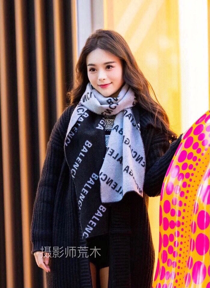 NO:182436,The latest counter model Balenciaga is coming. Top color weaving technology. This technology is only available in the real OEM factory. Top knitted and cashmere scarf. High-end products. Fashion brand colors are super positive, super soft, warm and skin-friendly. Simple plain colors are very elegant. It is really rare. The 32*180cm size long scarf is definitely a high-end quality that is slow to use. Wear it, you can go to the major counters for a walk with confidence. High-version scarf, high-version scarf, balenciaga19860909专柜最新款巴黎世家 火爆来袭顶级色织工艺此工艺只有大牌纯正代工厂才有的工艺顶级针织加羊绒围巾高尖端产物时尚大牌颜色超正超级柔软保暖亲肤,简单的素色非常大气..真的是臻品罕见.32*180cm尺寸长巾绝对是手慢无的高端精品戴着它可以放心的去各大专柜遛弯哦,高版本围巾,高版本围巾,balenciaga,scarf