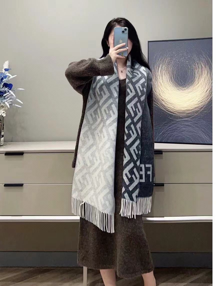 NO:182849,FF is released, a new style with fewer purchasing pictures, the invincible beauty of fried chicken, double-sided, two-color jacquard gradient, cashmere wool raw material, the feel is simply fried chicken, thick, double-sided, macaron color matching, each color matching is extremely classic, each with one of the three colors, it is not exaggerated, beautiful style that is really not missed, specifications 35*190 high-version scarf, high-version scarf19860909FF最新出炉 连代购图都少的新款 炒鸡无敌的美 双面双色提花渐变 羊绒羊毛原料 手感简直了 炒鸡厚实 双面可用 马卡龙的配色 每一个配色都是经典至极 自留三色各一 好不夸张 美出天际的款式 真的不要错过 规格35*190高版本围巾,高版本围巾,scarf