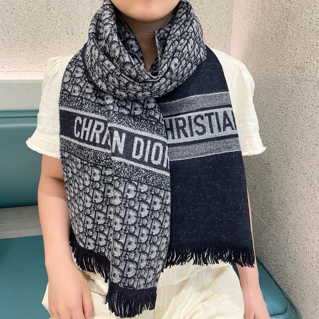 NO:182865,The latest style of the counter is coming to the top color weaving process. This process is only available in the real OEM factory. Top cashmere scarf. High-end products. Fashion brand colors are super positive, super soft, warm and skin-friendly. Simple plain colors are very elegant. It is really rare. The 32*180cm size long scarf is definitely a high-end quality that is slow to use. Wear it, you can go to the major counters for a walk with confidence. High-version scarf, high-version scarf.19860909专柜最新款古奇火爆来袭顶级色织工艺此工艺只有大牌纯正代工厂才有的工艺顶级羊绒围巾高尖端产物时尚大牌颜色超正超级柔软保暖亲肤,简单的素色非常大气..真的是臻品罕见.32*180cm尺寸长巾绝对是手慢无的高端精品戴着它可以放心的去各大专柜遛弯哦,高版本围巾,高版本围巾,scarf