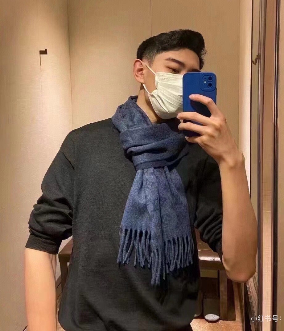NO:182877,The high-end version is here, I like and I am very stable. We buy and cherish our men's scarves~~There are really few men's models, and only a few are released a year, and they are all export orders, so it is difficult to encounter. Men's things are small and exquisite. Good-looking men's models must be collected!  This LV men's scarf has a very masculine style and is a very Classical design for men's style. In terms of classic materials, it is made of cashmere provided by customers. It is super invincible, soft and glutinous, delicate and soft, and has excellent upper body effect. It looks beautiful, elegant and simple. It is a super good-looking male god color. Any boy will like it. Presbyopia is very exquisite embellishment, with texture but not ostentatious~ A little benefit to everyone~ cashmere, specifications of 30*180cm, with formal wear or casual wear, it is very suitable for folding or circle, it is completely possible to have a gentlemanly styled~ Warm and high-end scarf, high-end scarf, christian louboutin, louis vuitton19860909高版本,来了,超级中意非常稳我们的男款围巾且买且珍惜~~男款真的很少,一年也就出几款,都是出口订单所以比较难遇.男人的东西讲究少而精,好看的男款一定要收！这款LV男士围巾,款式很有男性魅力,是男款里非常Classical的设计,经典大方面料采用的是客供的羊绒,超级无敌软糯糯,细腻柔软度都非常的好,上身效果无敌好看大气简约,超级好看的男神配色,任何男生都会喜欢的款吧,老花非常精致的点缀,有质感不张扬~尾单余一丢丢福利大家~羊绒,规格30*180cm搭配正装或者搭配休闲装都很合适~对折挂围或者绕圈围都完全可以,绅士有型~有温度的风度高版本围巾,高版本围巾,christian louboutin,louis vuitton,scarf