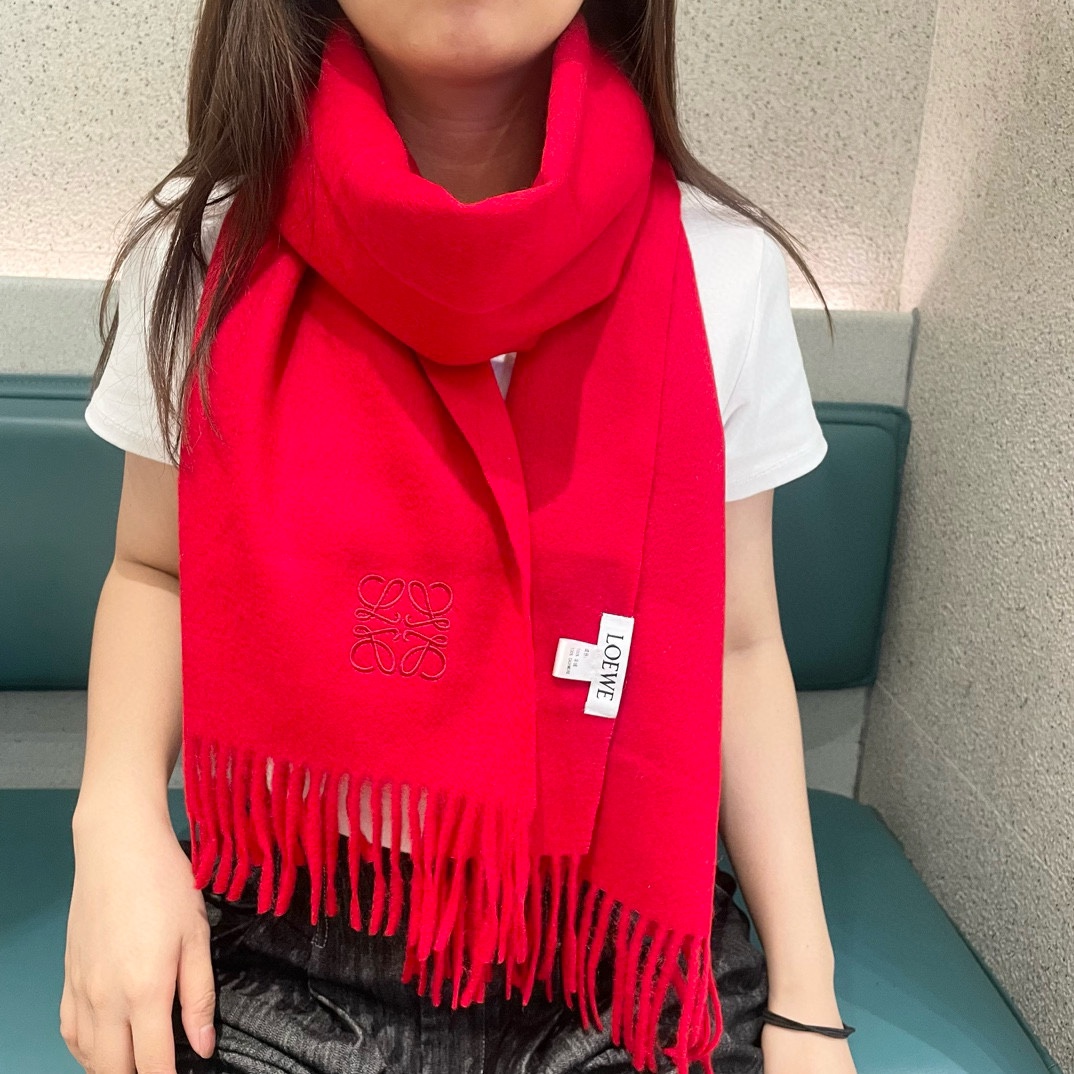 NO:182882,Top original neutral style Loeve. I am very lucky to get things from this brand. It is really rare. I rarely order in China. I really have few styles. Poor Loeve has been the top luxury brand in Spain. As a top luxury brand in Spain, it adheres to tradition, skills, enthusiasm and exudes a unique Spanish aristocratic atmosphere! This model is a custom window model for Barcelona counters! The overall composition of the scarf is the most classic LOGO style design of their brand. Specifications are 38x180, high-end cashmere scarf, high-end scarf, loewe19860909顶级原单中性款罗意威 很幸運拿到這個品牌的東西,真的不多見,很少在國內做訂單,款式真的少的可怜羅意威作為西班牙的頂尖奢侈品牌,秉承傳統,技藝,熱誠,散髮獨特的西班牙貴族氣息！本款為巴塞羅納專櫃的櫥窗定制款！围巾整体构图为他们品牌最经典的LOGO风格设计.规格38x180,材质羊绒高版本围巾,高版本围巾,loewe,scarf