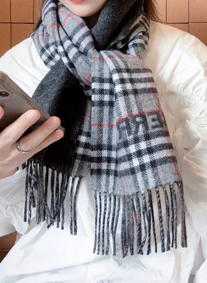 NO:183366,The latest version of Burberry counter has arrived. The latest model is popular and the top double-layer color weaving process. This process is only available in Burberry’s pure OEM factory. The original ultraviolet heating sensing double anti-counterfeiting tag top silk cashmere scarf high-end products. Fashion brand colors are super positive, super soft, warm and skin-friendly, simple plain colors are very atmospheric. It is really rare. The 32X large-size long scarf is definitely a high-end quality that you can wear. You can go to various counters for a walk with confidence. High-version scarf, high-version scarf, burberry19860909高版本 到货了巴宝莉专柜最新款火爆来袭顶级双层色织工艺此工艺只有巴宝莉纯正代工厂才有的工艺专柜原版紫外线加热感应双防伪吊牌顶级丝羊绒围巾高尖端产物时尚大牌颜色超正超级柔软保暖亲肤,简单的素色非常大气..真的是臻品罕见.32X大尺寸长巾绝对是手慢无的高端精品戴着它可以放心的去各大专柜遛弯哦高版本围巾,高版本围巾,burberry,scarf