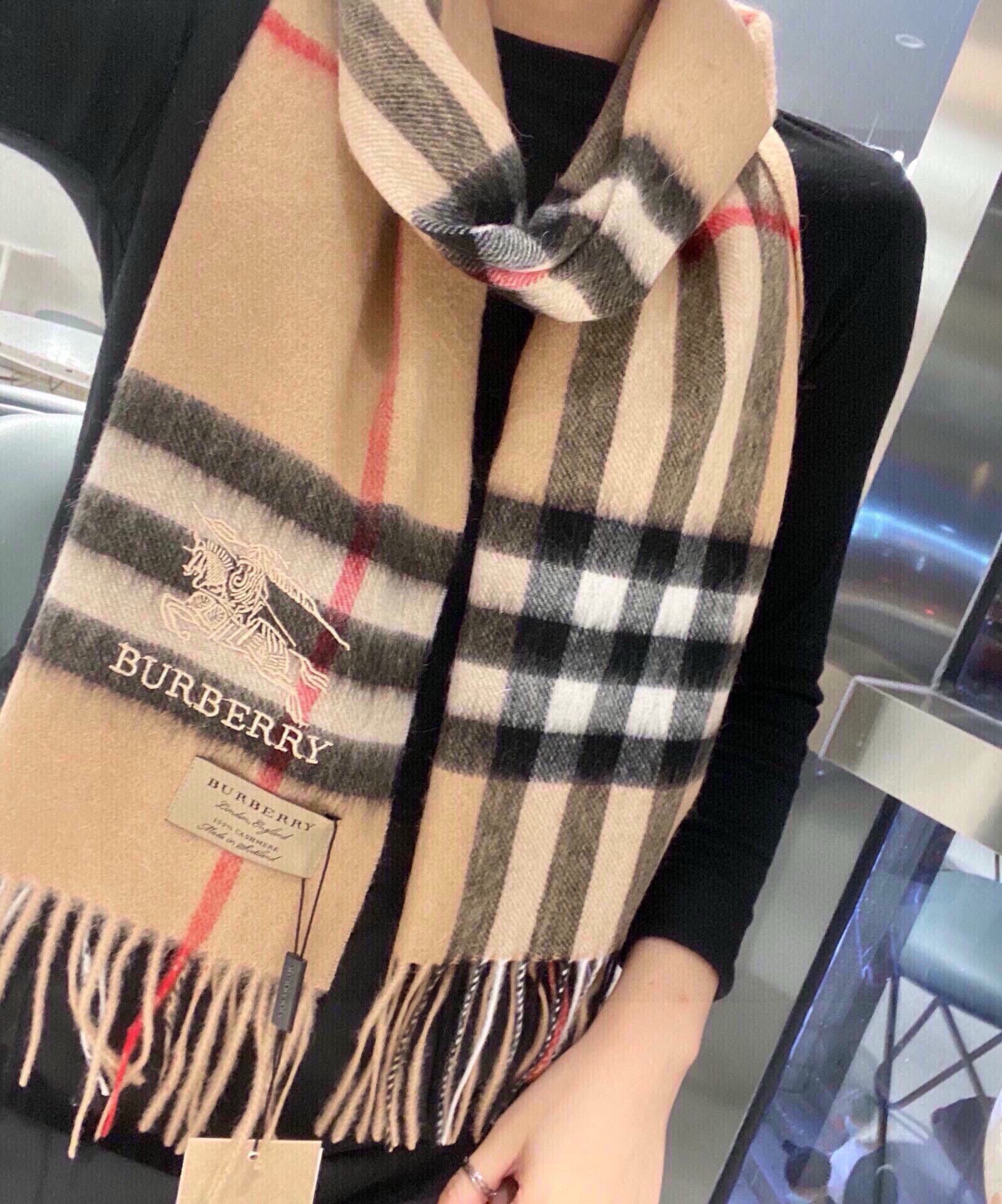 NO:184561,The latest quality of the counter of the burberry deep water ripples classic cashmere plaid scarf counter, currently the counter has been replaced with the classics of the new standard. All the other F products are weak, super heavy water ripples, real material pure cashmere. This export specification has always been our trump reputation series. It must be won and countless fans. Countless sisters have to give themselves a whole one of the best products. Double-sided cashmere has a very clear and beautiful water ripples of 32*180, and a clear and clear water ripples. This good product is only one batch. I really don’t make up for it after selling it. The factory said that this product will not be placed again. The customer provides yarn, dyes, and then sets the color. It will take half a year to toss and turns!  This year, there are not many good things with soft and fluffy feel, luxurious and authentic texture, high-version scarf, high-version scarf, burberry19860909王牌口碑burberry深度水波纹经典羊绒格子围巾专柜最新品相,目前专柜都换上了新标经典中的经典.全品相其他什么F货都弱爆了,超级重磅的水波纹,真材实料纯羊绒这个出口单规格一直是我们王牌口碑系列,必入圈粉无数无数姐妹们怎么都得给自己整一条总之一等一的好货.双面羊绒都有着非常清晰漂亮的水波纹32*180的经典尺寸,清楚明了的水波纹.好货仅此一批.售完真心没有补.一分钱一分货,工厂说了这款不会再下单,客方提供纱线,再染色,再定色,翻来覆去要半年了！今年就这一批,没有多少条手感柔软蓬松,奢华有质感正儿八经的好东西啊高版本围巾,高版本围巾,burberry,scarf