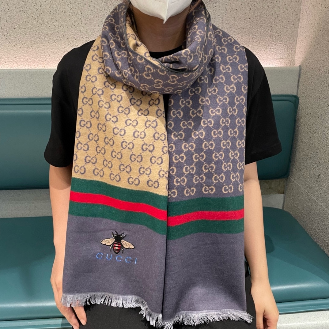 NO:184573,The latest style of the counter is coming to the top color weaving process. This process is only available in the real OEM factory. Top cashmere scarf. High-end products. Fashion brand colors are super positive, super soft, warm and skin-friendly. Simple plain colors are very elegant. It is really rare. The 32*180cm size long scarf is definitely a high-end quality that is slow to use. Wear it, you can go to the major counters for a walk with confidence. High-version scarf, high-version scarf.19860909专柜最新款古奇火爆来袭顶级色织工艺此工艺只有大牌纯正代工厂才有的工艺顶级羊绒围巾高尖端产物时尚大牌颜色超正超级柔软保暖亲肤,简单的素色非常大气..真的是臻品罕见.32*180cm尺寸长巾绝对是手慢无的高端精品戴着它可以放心的去各大专柜遛弯哦,高版本围巾,高版本围巾,scarf