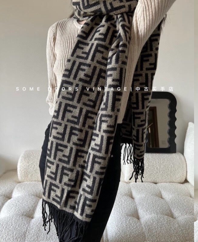 NO:184438,Determine the quality. The best-quality Fendi scarf is the most popular this year. The presbyterian FF letter model is a limited edition, large and high-quality counters that are both rich and difficult to buy. The real materials are exactly the same. This kind of raw materials is said to be out of stock at present. It is really versatile. The upper body temperament UpUp has genuine products and then compare ours. It is exactly the same. The label number tags are exactly the same. The main tags are exactly the same. The purchase and sale are also very interesting. This is a Hong Kong company's export order. In short, it is a surprise. Don't think it is too small. This specification is less and less and cherish it. The upper body effect is very powerful!  Pure hand-combed treatment. It is definitely a big deal!  Unlike the hoped scarf structure, this scarf has a special effect. It feels soft and has texture, the yarn is delicate and distinct, and the style is very stylish. It can be photographed with a mobile phone to amazed the audience with high density and exquisite work. The products of big brands are really exquisite and exquisite. Specifications: 75 wool   25 silk [original fabric] 35*180cm…High version scarf, high version scarf, fendi, real silk19860909认准品质 免代购极品Fendi今年最火的围巾全世界都在抢的老花FF字母款主打的限量大极品专柜也是有钱也很难买到的好玩意儿正儿八经的好东西,真材实料一模一样,这样的一条非常耗原料据说目前很多专柜断货~~真的相当的百搭,上身气质UpUp有正品的拉出来再对比下我们的,简直一模一样,标签编号吊牌主标什么的都是一模一样代购卖＋,买到偷着乐吧,这是一个香港公司的出口订单总之是惊喜.不要嫌少,这种规格越来越少且珍惜.上身效果气场非常强大！纯手工精梳处理.绝对是重磅！不同于希望的围巾组织构造,这款围巾的效果很特别,手感柔软成色有质感,纱线细致分明,版型更是非常有型,用手机拍出来都能惊艳全场高密度精工细作大牌的东西真的非常考究,匠心之作.规格:75羊毛＋25真丝【原版面料】 35*180cm…高版本围巾,高版本围巾,fendi,real silk,scarf