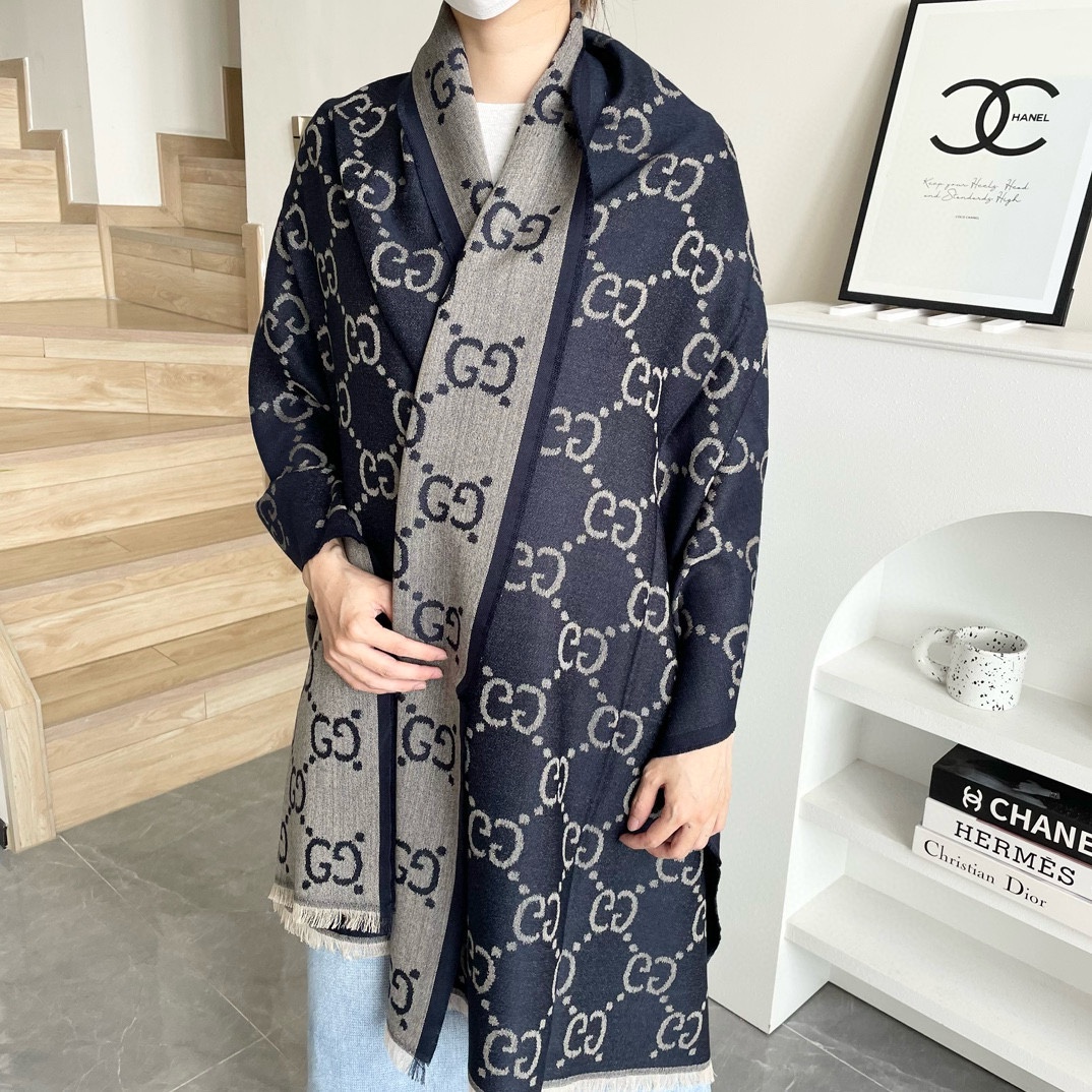 NO:184446,You can see how good the latest Guqi counter is. This one does not require too much gorgeous language modification. The color knitted jacquard checkerboard craftsmanship, line satin craftsmanship, and a scarf are mixed, which is not something that top technology cannot do. The major domestic counters should also have models. Whether it is color knitted or jacquard, they are very in place, and the details are visible. The whole scarf gives people a big brand aura and is very exquisite and high-end. It is definitely worth buying a new model. It is both for both men and women, 90,200cm. Cashmere…high-version scarf, high-version scarf19860909古奇专柜最新款东西有多正可以自己看,这款不需要太多华丽的语言修饰.色织提花棋盘格工艺,线条缎面工艺,一条围巾2种工艺混合,不是顶尖的技术做不了的.国内的各大专柜也应该都上了的款,无论色织还是提花都是非常到位,细节都可见,整个围巾给人大牌气场的同时又非常精致高端,绝对值得入手的新款 男女皆可,90200cm.山羊绒…高版本围巾,高版本围巾,scarf