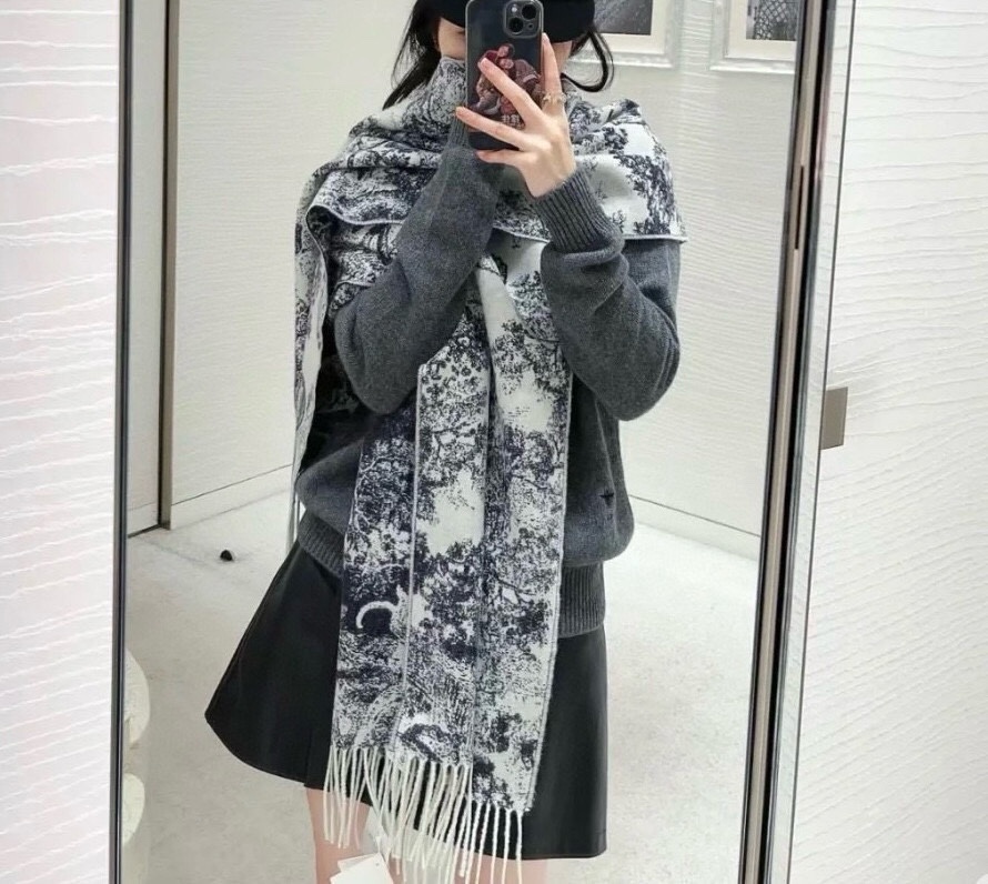 NO:184466,Sauvage Juyi Printed Scarf is a classic Dior pattern. It is carefully crafted from a cashmere and wool blend fabric, decorated with tassel trim and Christian Dior logo. Long design, can be tied to the neck or draped on the shoulders. Navy Blue Sauvage Juyi Printed Sauvage Christian Dior logo Tassel trim 59 cashmere, 41 wool Made in Italy High-version scarf, high-version scarf, dior19860909Sauvage 茹伊印花围巾全新演绎 Dior 经典图案.采用山羊绒和羊毛混纺面料精心制作,饰以流苏饰边和 Christian Dior 标志.长款设计,可系在颈部或披在肩部. 海军蓝色 Sauvage 茹伊印花图案 Christian Dior 标志 流苏饰边 59 山羊绒,41 羊毛 意大利制造高版本围巾,高版本围巾,dior,scarf