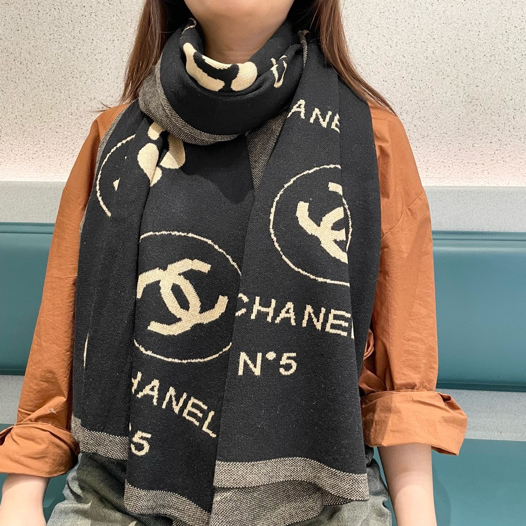 NO:184469,The latest style of Chanel counter [top knitted scarf] is popular. The real thing is really beautiful. The shawl is matched with exquisite knitted scarf. The color of the whole scarf is very well matched. The details can be seen. The entire shawl scarf gives people a big brand aura and is very exquisite and high-end VIP recommended. The new 60X200cm high-version scarf, high-version scarf, chanel, shawls19860909香奈儿专柜最新款【顶级针织围巾】爆款哦 实物真心美 披肩配以精美针织整条围巾颜色的搭配都非常到位细节都可见整个披肩围巾给人大牌气场的同时又非常精致高端VIP推荐绝对值得入手的新款60X200cm高版本围巾,高版本围巾,chanel,shawls,scarf