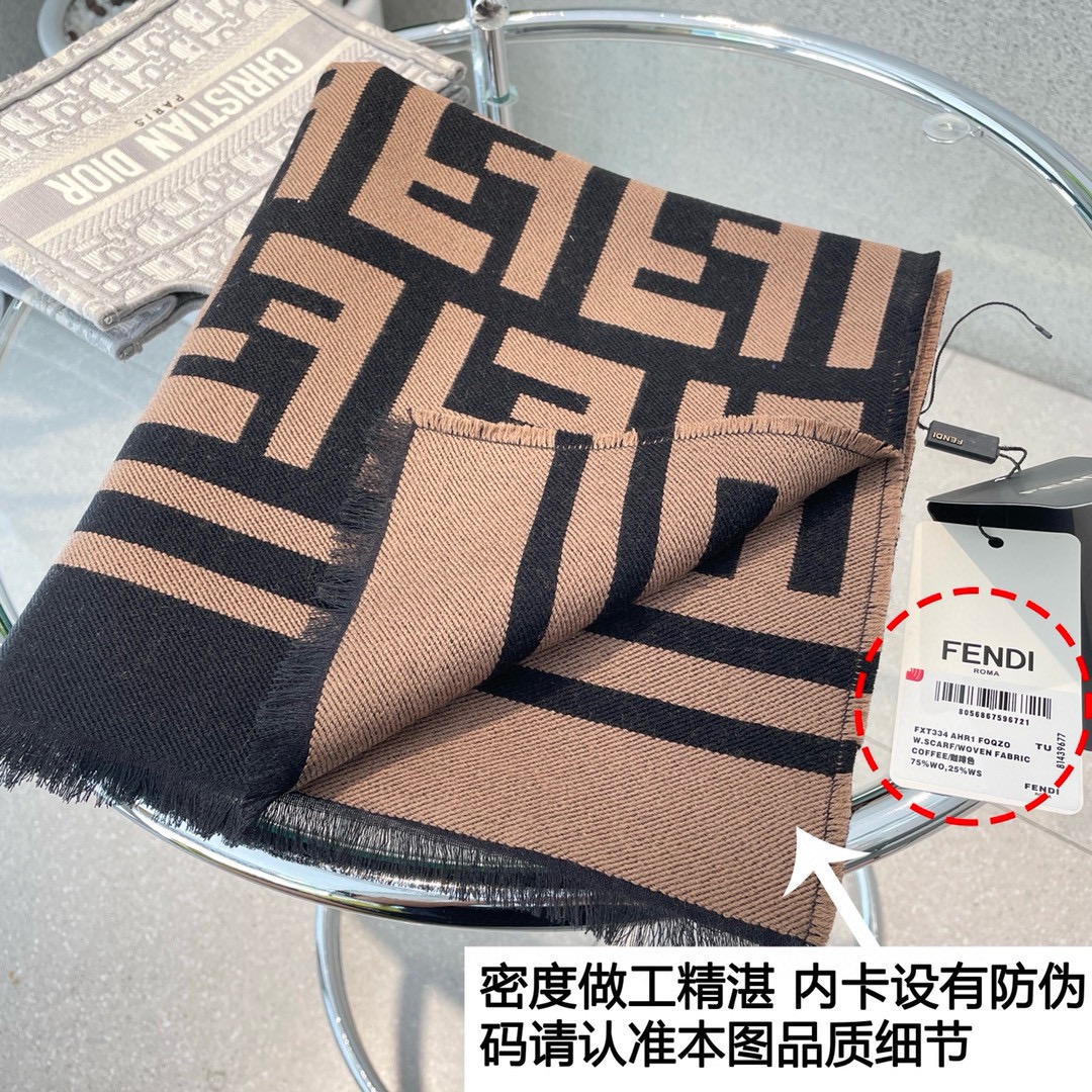 中版本认准品质免代购极品Fendi今年最火的围巾全世界都在抢的老花FF字母款主打的限量大极品专柜也是有钱