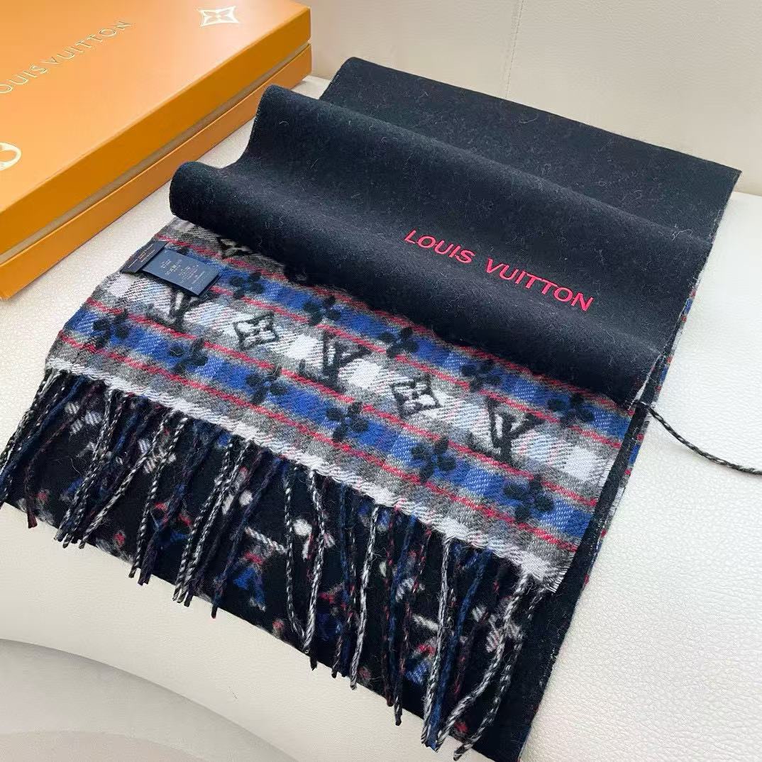 NO:184593,LV new style, the best cashmere scarf for men and women in autumn and winter. The front is the starry sky logo gradient blue. The back is surprised. It turns out to be a very unique and moisturizing scarf with plaid patterns. The cashmere texture is soft and comfortable. Size 32X180 high-version scarf, high-version scarf, louis vuitton19860909LV新款 秋冬最好看的男女士羊绒围巾 正面是星空logo渐变蓝 反面有惊喜竟然是格子纹非常独特又保湿的一款围巾 羊绒质地柔软舒适 尺寸32X180高版本围巾,高版本围巾,louis vuitton,scarf