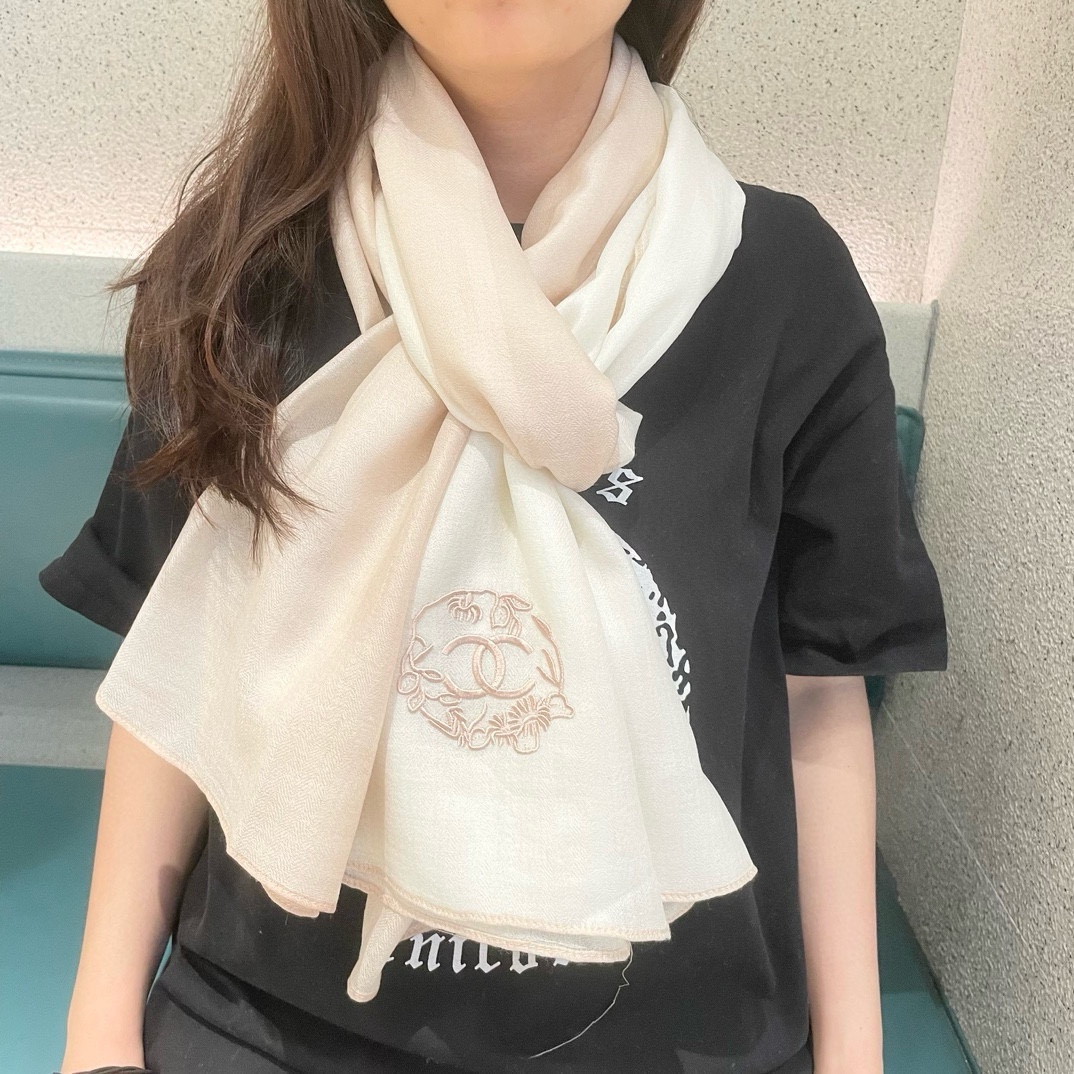 NO:184606,Chanel's new model is slowly grabbing the top original order, authentic, beautiful, high-end goods [absolutely worth collecting] Chanel's beautiful and versatile counter limited edition, it is difficult to order top-level imported cashmere when you are rich, and gold and silver thread borders are of high quality and are given to people for their own use. The absolute high-end exclusive real-life shooting!  What you see and get, the color is super positive and the top quality goods are not waiting for anyone. Special channels sell goods with one less and one absolutely top quality goods. Any detail is the rhythm of the counter 90*200 top quality imported cashmere, heavy recommendations for high-version scarves, high-version scarves, chanel19860909香奈儿新款到手慢抢顶级原单正品旷世绝美顶级高端货【绝对值得珍藏】香奈儿绝美百搭款专柜限量哦有钱都很难订到顶级进口客供山羊绒,金银线镶边品质上乘送人自用绝对高大上独家实物拍摄！所见所得,颜色超正顶级好货不等人,特殊渠道货卖一个少一个绝对的顶级好货,任何一个细节都是专柜的节奏90*200顶级进口客供山羊绒重磅推荐高版本围巾,高版本围巾,chanel,scarf