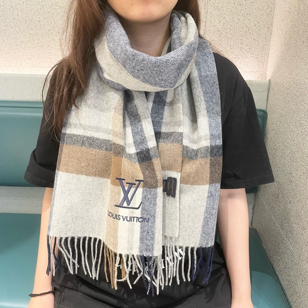 NO:184611,LV latest scarf, welfare for men and women. Super gentle and fashionable double-sided design!  !  】I feel that this design looks younger, gentler and more elegant than before?  !  I feel that she can match ten thousand tops, double-sided scarf design, contrasting jacquard pattern, real daily fashionable style, 32*190 size, super invincible and amazing to play with various ways of doing it!  !  Super slim, high-end and fashionable, mainly because it is a good design and particularly texture. With such a thin and moderate thickness, the upper body can be very stylish!  It is a scarf with a very high utilization rate, a high-version scarf, louis vuitton19860909LV 最新款围巾,男女士的福利 超温柔洋气的双面设计！！】感觉这个比以往的设计都更显年轻更显温柔更气质有木有！！感觉她能与一万件上衣匹配在一起,双面围巾设计 反差感提花图案,实实在在的日常时髦款 32*190的尺寸,超级无敌赞的任意玩转各种系法！！超级显瘦高级显时髦,主要还是设计好,特别显质感,加上这样的薄厚度适中上身可以很有型！是利用率相当高的一款围巾高版本围巾,高版本围巾,louis vuitton,scarf