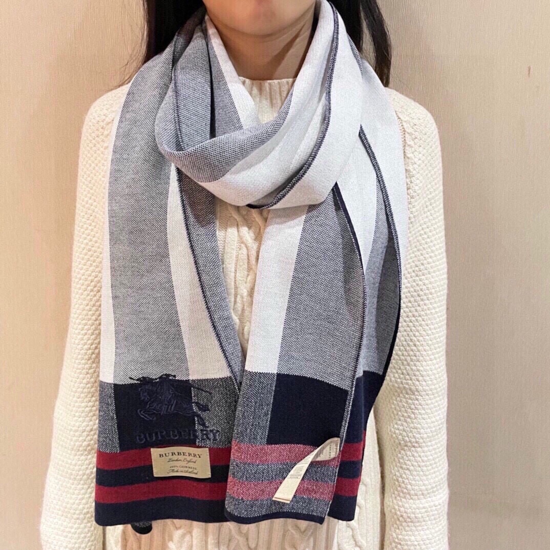 NO:184615,The popular product is available. Couple model B-home [Classic War Horse] Exclusive cow product. Luxury is all in the size. High-end quality with super high cashmere quality will be favored by this brand. This boutique is a rare scarf knitted on the market. It is really a super high-end product. Only this big brand will have every color. Every color is a great love. Good product that sells one less. Imported knitted cashmere size 180*32 high-version scarf, high-version scarf19860909爆款上新 情侣款B家【经典战马】独家牛货 奢华尽在尺寸之间,高端品质具有超高羊绒品质才会被此品牌青睐这种精品是市场上及其少见的围巾针织,真是超级高端货只有这种大品牌才会拥有每色都是大爱每色都留.卖一条少一条的好货 进口针织羊绒 尺寸180*32高版本围巾,高版本围巾,scarf