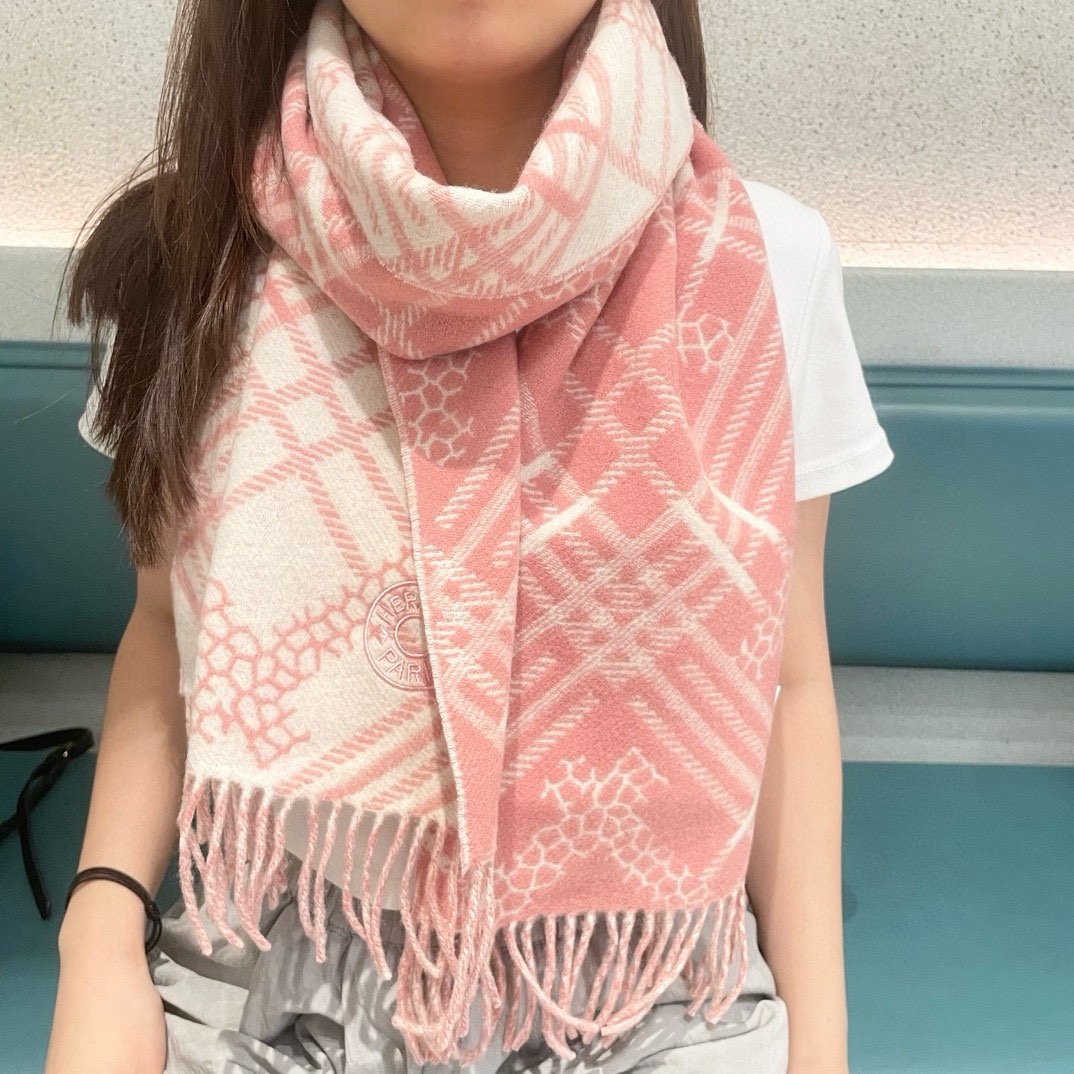 NO:185298,New Hermes men's and women's scarves are bought and cherished~ They are all export orders, so it is difficult to find something that is exquisite and exquisite. You must collect this H-home women's scarf. The style is very feminine and the charm is very Classical in the men's and women's styles. The classic and large-scale material uses customer-supplied cashmere, which is very delicate and soft, very beautiful. The upper body effect is invincible, beautiful, elegant and simple, super beautiful color scheme, any boy and girl will like, the small logo is very exquisite and has a texture but not ostentatious~~ It is very suitable to match with formal wear or casual wear~ It is completely OK to fold or circle around, gentleman and stylish ~ with warm demeanor. Material cashmere, size 32x200 high-version scarf, high-version scarf, christian louboutin, hermes19860909上新爱马仕男女款围巾且买且珍惜~都是出口订单所以比较难遇东西讲究少而精好看的一定要收这款H家女士围巾,款式很有女性魅力是男女款里非常Classical的设计,经典大方面料采用的是客供的羊绒细腻柔软度都非常的好,非常漂亮.上身效果无敌好看大气简约,超级好看的配色,任何男生女生都会喜欢的款吧小小Logo非常精致的点缀有质感不张扬~~搭配正装或者搭配休闲装都很合适~对折挂围或者绕圈围都完全可以,绅士有型~有温度的风度.材质羊绒,尺寸32x200高版本围巾,高版本围巾,christian louboutin,hermes,scarf