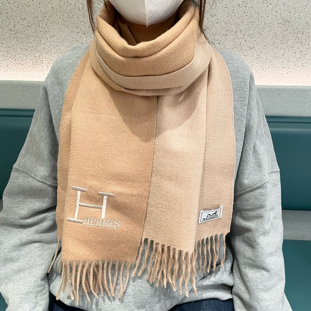 NO:185303,New Hermes men's and women's scarves are bought and cherished~ They are all export orders, so it is difficult to find something that is exquisite and exquisite. You must collect this H-home women's scarf. The style is very feminine and the charm is very Classical in the men's and women's styles. The classic and large-scale material uses customer-supplied cashmere, which is very delicate and soft, very beautiful. The upper body effect is invincible, beautiful, elegant and simple, super beautiful color scheme, any boy and girl will like, the small logo is very exquisite and has a texture but not ostentatious~~ It is very suitable to match with formal wear or casual wear~ It is completely OK to fold or circle around, gentleman and stylish ~ with warm demeanor. Material cashmere, size 32x200 high-version scarf, high-version scarf, christian louboutin, hermes19860909上新爱马仕男女款围巾且买且珍惜~都是出口订单所以比较难遇东西讲究少而精好看的一定要收这款H家女士围巾,款式很有女性魅力是男女款里非常Classical的设计,经典大方面料采用的是客供的羊绒细腻柔软度都非常的好,非常漂亮.上身效果无敌好看大气简约,超级好看的配色,任何男生女生都会喜欢的款吧小小Logo非常精致的点缀有质感不张扬~~搭配正装或者搭配休闲装都很合适~对折挂围或者绕圈围都完全可以,绅士有型~有温度的风度.材质羊绒,尺寸32x200高版本围巾,高版本围巾,christian louboutin,hermes,scarf