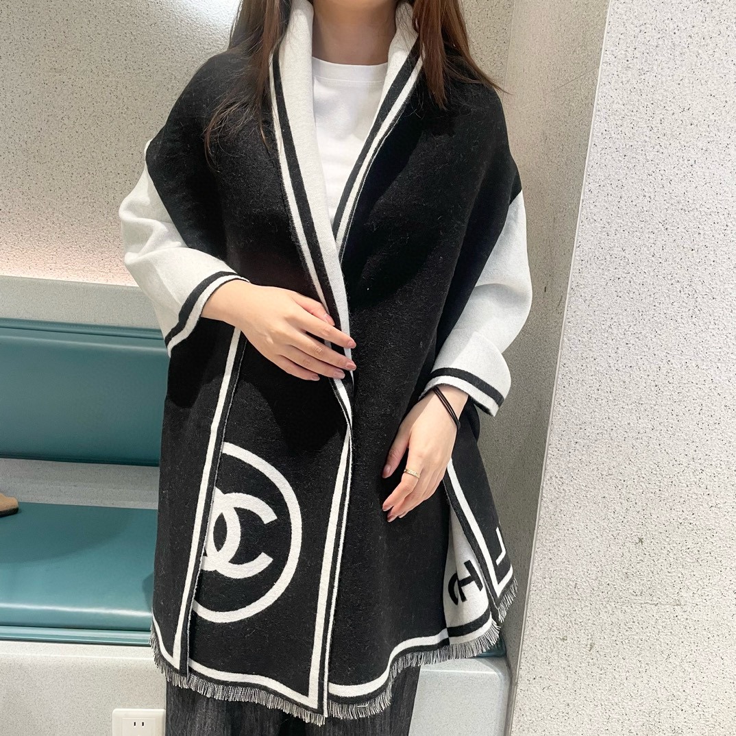 NO:185307,Chanel black and white symmetrical double-sided shawl, super classic black and white color matching, simple and durable style, 98 cashmere 2 wool, soft and warm, it feels very safe when wrapped in winter, large size 195*65CM can be used as a scarf, shawl can also be used as a carpet, high-version scarf, high-version scarf, chanel, shawls19860909香奈儿黑白对称双面大披肩 黑白超级经典配色 款式简单耐看 98羊绒2羊毛 手感柔软且温暖 冬天裹上它就很有安全感 大尺寸195*65CM 可以当围巾 披肩 还能当随身毯高版本围巾,高版本围巾,chanel,shawls,scarf