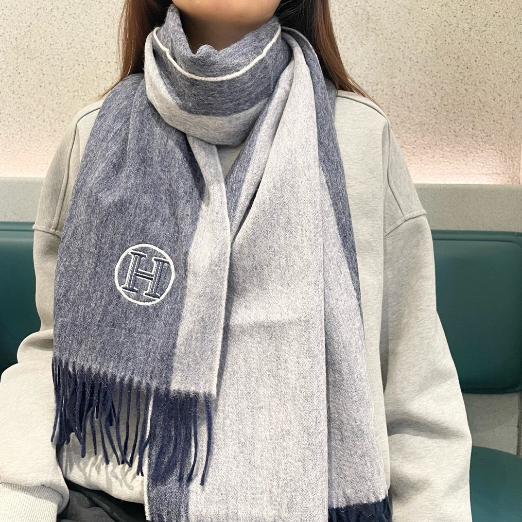 NO:185355,New Hermes men's and women's scarves are bought and cherished~ They are all export orders, so it is difficult to find something that is exquisite and exquisite. You must collect this H-home women's scarf. The style is very feminine and the charm is very Classical in the men's and women's styles. The classic and large-scale material uses customer-supplied cashmere, which is very delicate and soft, very beautiful. The upper body effect is invincible, beautiful, elegant and simple, super beautiful color scheme, any boy and girl will like, the small logo is very exquisite and has a texture but not ostentatious~~ It is very suitable to match with formal wear or casual wear~ It is completely OK to fold or circle around, gentleman and stylish ~ with warm demeanor. Material cashmere, size 32x200 high-version scarf, high-version scarf, christian louboutin, hermes19860909上新爱马仕男女款围巾且买且珍惜~都是出口订单所以比较难遇东西讲究少而精好看的一定要收这款H家女士围巾,款式很有女性魅力是男女款里非常Classical的设计,经典大方面料采用的是客供的羊绒细腻柔软度都非常的好,非常漂亮.上身效果无敌好看大气简约,超级好看的配色,任何男生女生都会喜欢的款吧小小Logo非常精致的点缀有质感不张扬~~搭配正装或者搭配休闲装都很合适~对折挂围或者绕圈围都完全可以,绅士有型~有温度的风度.材质羊绒,尺寸32x200高版本围巾,高版本围巾,christian louboutin,hermes,scarf
