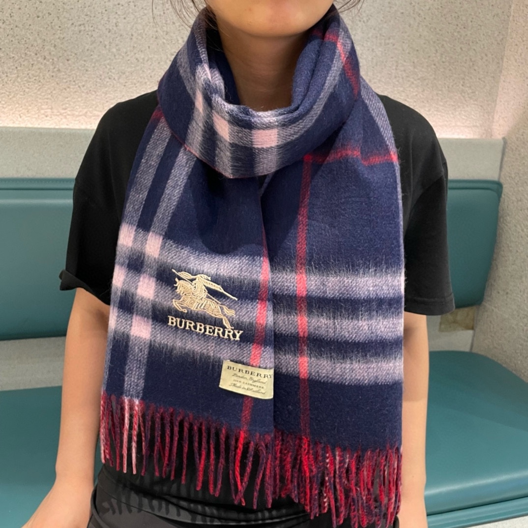 NO:185360,The popular double-sided cashmere counter is synchronized. The classic design is perfect, the looming Burberry logo is highly recommended. Don’t go to the counter to buy it for 3800  and it costs 3800 . The price is absolutely the same. [The texture is very skin-friendly and soft, and the skin is like a skin] This size is not big or small, and it is very easy to match. The quality is super easy to understand. The high-end quality will be understood by hand. The high-end details are what you see and what you get is the heavy and huge VIP customer must-apply recommendation 180*32 cashmere high-version scarf, high-version scarf, burberry19860909爆款双面羊绒专柜同步 经典设计完美,若隐若现的巴宝利标志,强烈推荐手慢无千万别去专柜买代购就要3800 绝对一模一样价格真心好,【质地非常亲肤柔软 ,如般的皮肤】这个size不大不小特别好搭配,品质超级好拿到手就会懂的高端品质,高端细节所见即所得重磅巨献VIP客户必入推荐180*32羊绒高版本围巾,高版本围巾,burberry,scarf