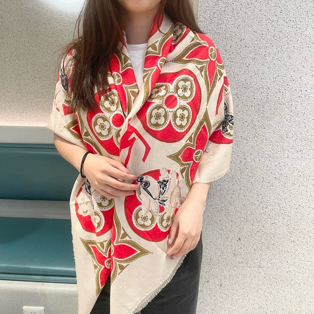 NO:185388,Lv new style silk scarf planted grass by looking at the picture, and I have a good impression of the 1854 series~ The small bag is not suitable for me, and you can't miss the scarf~140/140cm size M item number 60 silk 40 wool, recommended for dry cleaning Black and gray, ~ It's okay to match it. It's okay to make scarves/shawls. Sisters who want to buy presbyopia can consider high-version scarves, high-version scarves, louis vuitton, real silk, shawls19860909Lv新款 丝毛大方巾 看图就种草了,对1854系列都很有好感~ 小包不适合我,围巾丝巾就不能错过~140/140cm尺寸 M货号 60真丝40羊毛,建议干洗 黑灰色,~容易搭配也没错了 做围巾/披肩都没问题想买老花的姐妹们可以考虑高版本围巾,高版本围巾,louis vuitton,real silk,shawls,scarf