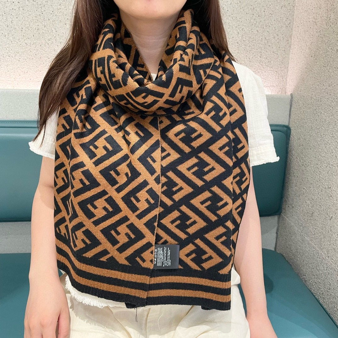 NO:185370,Fendi The most popular presbyopia FF element style this year, recommended by fashionable ladies~Fendi cashmere scarf~ It looks really good with clothing, this color is also very suitable for daily matches, the fabric is soft, the quality is very good, the main mark is a lot of pages of information about this scarf~ The details are great, and it is very fashionable, and it can be controlled by all kinds of clothing~ The must-entry male and female gods recommends 36*180cm cashmere scarf size high-version scarf, high-version scarf, fendi, fendi19860909芬迪 最能碰撞出高级感今年最流行的老花FF元素风格,时髦小姐姐推荐~Fendi 羊绒围巾~搭配服饰真的非常好看 ,这个色也是非常适合日搭的配色面料柔软,质量很赞,主标上很很多页此款围巾的信息~细节很棒随便围围就很大牌时髦范搭配各类服饰都能驾驭~男女神必入推荐36*180cm羊绒围巾尺寸高版本围巾,高版本围巾,fendi,fendi,scarf