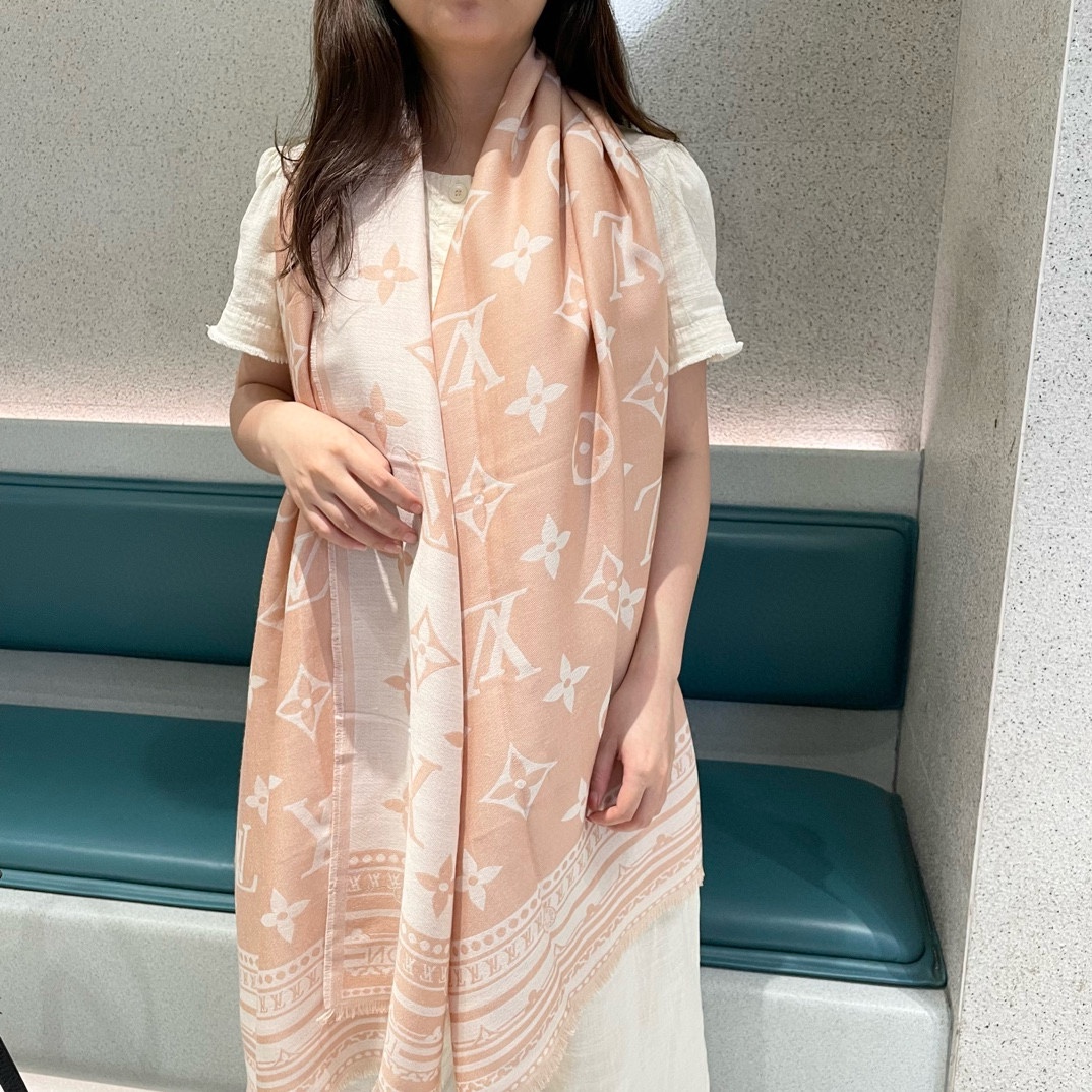 NO:185375,This well-deserved new popular model, LV single product, creates an extremely luxurious brand style. The solid color is paired with the classic logo of the two major creators, which shows luxury in a low-key manner. The wire thread penetrates the body gives people a heart-warming feeling. It uses Kashmir Plateau cashmere, which feels soft and has a customer-supplied raw material. It has a size of 90*200cm. Don't miss it if you like it. High-version scarf, high-version scarf, louis vuitton19860909这款当之无愧的新款爆款,LV单品,打造极致奢华的大牌风,纯色配以两大创造师的经典logo,低调中彰显着奢华,贯穿的金属丝线,更是给人一种心动的感觉,采用克什米尔高原羊绒,手感绵软,客供原料,尺寸90*200cm,喜欢的不要错过,高版本围巾,高版本围巾,louis vuitton,scarf