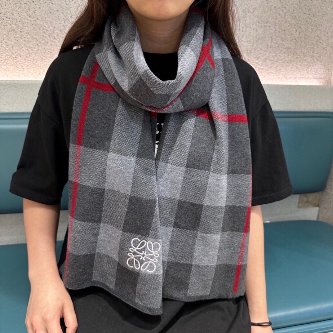 NO:185910,Top-notch and high-end [LOEWE Directly supplied for Dubai export] Official website Double-sided Loewe New Double-sided Cashmere Scarf High-end Products Fashion Brand Top Design Model You will understand that the quality is really super super soft, warm, skin-friendly, so beautiful and amazing. This model is currently only a few foreign counters in stock. It is really rare to buy cashmere material 32*180. It is definitely a high-end high-end scarf with slow hand. High-end scarf, high-version scarf, loewe, loewe19860909爆款顶级高尖端【LOEWE罗意威直供迪拜出口货】官网双面罗意威新品双面羊绒围巾高尖端产物时尚大牌的顶尖设计款拿到手你就会明白质量真的超级赞超级柔软保暖亲肤太美太惊艳了此款目前只有国外几个专柜有货真的是臻品罕见客供羊绒材质32*180绝对是手慢无的高端精品开杀高版本围巾,高版本围巾,loewe,loewe,scarf