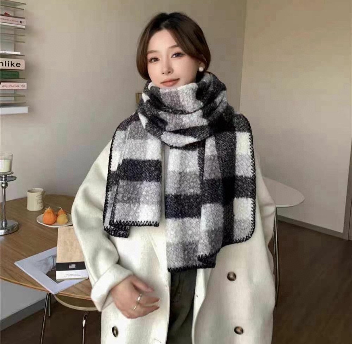 NO:185920,The latest quality of the counter of the burberry deep water ripples classic cashmere plaid scarf counter, currently the counter has been replaced with the classics of the new standard. All the F products are weak. The super heavy water ripples, real material pure cashmere. This export specification has always been our trump reputation series. It must be won and countless fans. Countless sisters have to give themselves a complete one of the best products. Double-sided cashmere has a very clear and beautiful water ripples of 32*180, and a clear and clear water ripples. This good product is only one batch. I really don’t make up for it after selling it. The factory said that this product will not place an order again. The customer provides yarn, dyes, and then sets the color. It will take half a year to toss and turns!  This year, there are not many good things with soft and fluffy feel, luxurious and authentic texture, high-version scarf, high-version scarf, burberry19860909王牌口碑burberry深度水波纹经典羊绒格子围巾专柜最新品相,目前专柜都换上了新标经典中的经典.全品相其他什么F货都弱爆了,超级重磅的水波纹,真材实料纯羊绒这个出口单规格一直是我们王牌口碑系列,必入圈粉无数无数姐妹们怎么都得给自己整一条总之一等一的好货.双面羊绒都有着非常清晰漂亮的水波纹32*180的经典尺寸,清楚明了的水波纹.好货仅此一批.售完真心没有补.一分钱一分货,工厂说了这款不会再下单,客方提供纱线,再染色,再定色,翻来覆去要半年了！今年就这一批,没有多少条手感柔软蓬松,奢华有质感正儿八经的好东西啊高版本围巾,高版本围巾,burberry,scarf