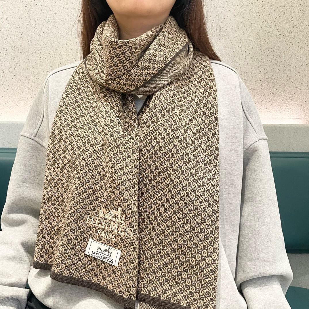 NO:185925,The popular products are available. Couple Hermes exclusive cow products. Luxury is all in the size. Only high-end quality with super high cashmere quality will be favored by this brand. This boutique is a rare scarf knitted on the market. It is really a super high-end product. Only this big brand will have every color. Every color is a great love. Good product that sells one less. Imported knitted cashmere size 180*32 high-version scarf, high-version scarf, hermes19860909爆款上新 情侣款爱马仕独家牛货 奢华尽在尺寸之间,高端品质具有超高羊绒品质才会被此品牌青睐这种精品是市场上及其少见的围巾针织,真是超级高端货只有这种大品牌才会拥有每色都是大爱每色都留.卖一条少一条的好货 进口针织羊绒 尺寸180*32高版本围巾,高版本围巾,hermes,scarf