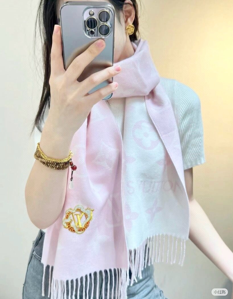 NO:185930,Finally shipped, this year's most popular pink white scarf This LVEsential scarf focuses on large elements, and declares the brand heritage with Monogram patterns and Louis Vuitton logos. It is paired with soft tassel trim to create a leisurely choice other than Reykjavik scarf. 186x34 cm (length x height) wool tassel trim Monogram pattern high-version scarf, high-version scarf, louis vuitton, louis vuitton19860909终于出货啦,今年热度最高的嫩粉拼白围巾本款LVEssential围巾聚焦大元素,以Monogram图案和路易威登标识宣示品牌底蕴,搭配柔美流苏饰边,成就Reykjavik围巾之外的闲适之选.186x34厘米(长度x高) 羊毛流苏饰边 Monogram图案高版本围巾,高版本围巾,louis vuitton,louis vuitton,scarf