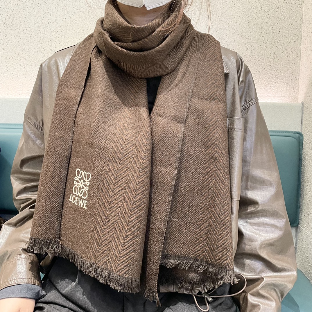 NO:185940,Top-notch and high-end [LOEWE Directly supplied for Dubai export] Official website Double-sided Loewe New Double-sided Cashmere Scarf High-end Products Fashion Brand Top Design Model You will understand that the quality is really super super soft, warm, skin-friendly, so beautiful and amazing. This model is currently only a few foreign counters in stock. It is really rare to buy cashmere material 32*180. It is definitely a high-end high-end scarf with slow hand. High-end scarf, high-version scarf, loewe, loewe19860909爆款顶级高尖端【LOEWE罗意威直供迪拜出口货】官网双面罗意威新品双面羊绒围巾高尖端产物时尚大牌的顶尖设计款拿到手你就会明白质量真的超级赞超级柔软保暖亲肤太美太惊艳了此款目前只有国外几个专柜有货真的是臻品罕见客供羊绒材质32*180绝对是手慢无的高端精品开杀高版本围巾,高版本围巾,loewe,loewe,scarf