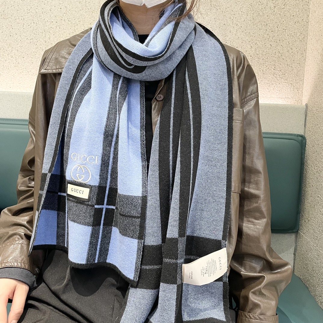 NO:185944,The latest model of the counter is coming to the top color weaving process. This process is only available in the big brand pure OEM factory. Top knitted and cashmere scarf. High-end products. Fashion brand colors are super positive, super soft, warm and skin-friendly. Simple plain colors are very elegant. It is really rare. The 32*180cm size long scarf is definitely a high-end quality that you can wear and go to the major counters for a walk with confidence. High-version scarf, high-version scarf.19860909专柜最新款古奇火爆来袭顶级色织工艺此工艺只有大牌纯正代工厂才有的工艺顶级针织加羊绒围巾高尖端产物时尚大牌颜色超正超级柔软保暖亲肤,简单的素色非常大气..真的是臻品罕见.32*180cm尺寸长巾绝对是手慢无的高端精品戴着它可以放心的去各大专柜遛弯哦,高版本围巾,高版本围巾,scarf