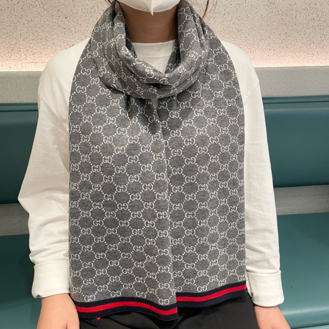 NO:185966,The latest model of the counter is coming to the top color weaving process. This process is only available in the big brand pure OEM factory. Top knitted and cashmere scarf. High-end products. Fashion brand colors are super positive, super soft, warm and skin-friendly. Simple plain colors are very elegant. It is really rare. The 32*180cm size long scarf is definitely a high-end quality that you can wear and go to the major counters for a walk with confidence. High-version scarf, high-version scarf.19860909专柜最新款古奇火爆来袭顶级色织工艺此工艺只有大牌纯正代工厂才有的工艺顶级针织加羊绒围巾高尖端产物时尚大牌颜色超正超级柔软保暖亲肤,简单的素色非常大气..真的是臻品罕见.32*180cm尺寸长巾绝对是手慢无的高端精品戴着它可以放心的去各大专柜遛弯哦,高版本围巾,高版本围巾,scarf