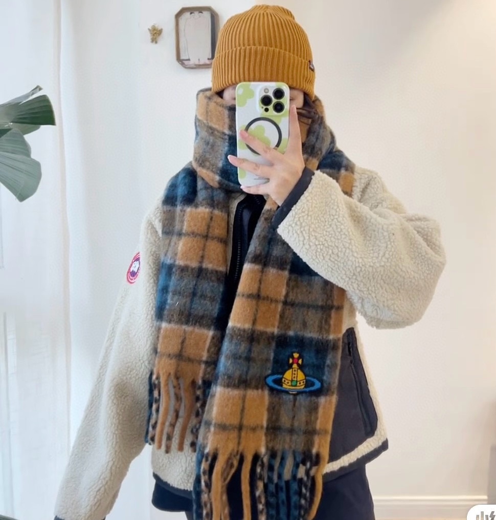 NO:185946,Little Red Book is popular, classic Big Saturn mohair scarf, vivienne westwood Queen Mother Saturn, British fashion designer, mother of fashion punk!  Fashionable and trendy style, powerful quality, super beautiful design!  The simple and elegant embroidery logo is exquisite. There is no need to worry about not looking good because of the new design of classic elements!  The perfect choice for gifts, fully showing the personality style. The quality is very high-quality jewelry gives people a big brand aura and is very exquisite, making the whole person's level improves several levels. It is definitely worth buying. Size 30*180 high-version scarf, high-version scarf19860909小红书走火爆款  经典大土星马海毛围巾 vivienne westwood西太后土星 英国时装设计师,时装的朋克之母！时尚潮流风格,品质强大,超美的设计！简约大气刺绣Logo精致这个款不用担心不好看,因为经典的元素洋气的新设计！赠礼的完美之选,充分展现个性风范.品质非常整个首饰给人大牌气场的同时又非常精致,让整个人的层次提升好几个level绝对值得入手 尺寸30*180高版本围巾,高版本围巾,scarf