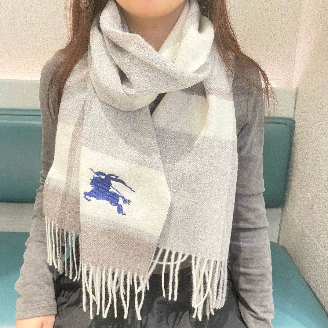 NO:185954,A hard product for the classic cashmere scarf of Burberry. It is arranged in a straightforward arrangement. The original order of genuine export has been delivered, one of which has just passed the customs and jumped straight into the UK. The last batch is still in emergency production. I don’t want to describe this kind of goods anymore. It is a must-have for ten thousand years. It is universal for men and women. The buyer takes away a part of it. The fabric cashmere feels soft and not heavy. It is super warm and skin-friendly. It is low-key and luxurious. Every color is so love-explosive that every color must be arranged. Such a good price, I missed the size 70*200cm high-version scarf, high-version scarf, burberry19860909巴宝利经典羊绒围巾来个硬货.麻溜的安排上.纯正出口原订单已经交货一批,其中一批刚过海关,直蹦英国.最后一批还在紧急生产中.这种货已经不想多描述了,万年必备款.男女通用.买手带走一部分.面料羊绒.手感软糯,不厚重.超级保暖亲肤.及其低调奢华每个色都是爱到爆炸每色必须安排上.这么好的价位,错过敲烂脑壳儿size70*200cm高版本围巾,高版本围巾,burberry,scarf