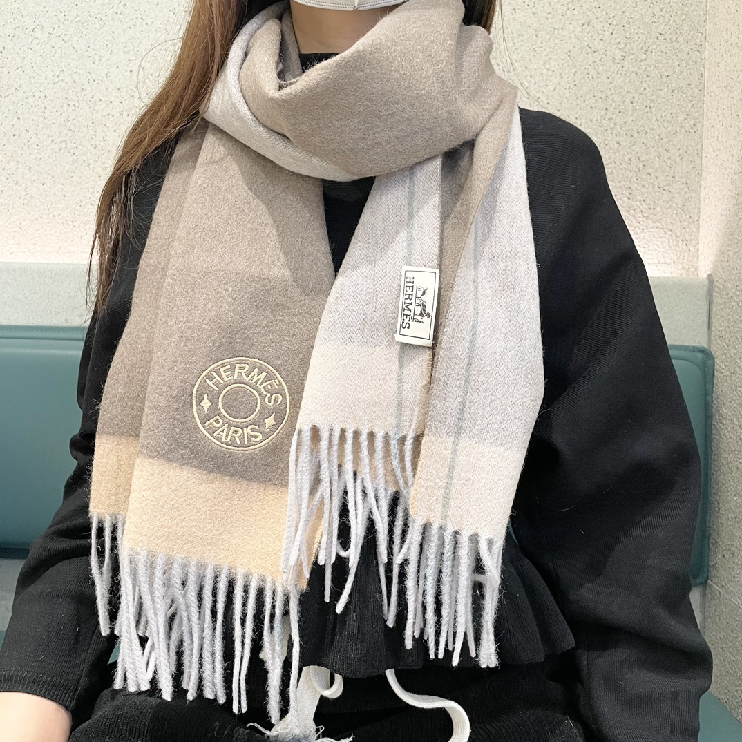 NO:187026,New Hermes men's and women's scarves are bought and cherished~ They are all export orders, so it is difficult to find something that is exquisite and exquisite. You must collect this H-home women's scarf. The style is very feminine and the charm is very Classical in the men's and women's styles. The classic and large-scale material uses customer-supplied cashmere, which is very delicate and soft, very beautiful. The upper body effect is invincible, beautiful, elegant and simple, super beautiful color scheme, any boy and girl will like, the small logo is very exquisite and has a texture but not ostentatious~~ It is very suitable to match with formal wear or casual wear~ It is completely OK to fold or circle around, gentleman and stylish ~ with warm demeanor. Material cashmere, size 32x200 high-version scarf, high-version scarf, christian louboutin, hermes19860909上新爱马仕男女款围巾且买且珍惜~都是出口订单所以比较难遇东西讲究少而精好看的一定要收这款H家女士围巾,款式很有女性魅力是男女款里非常Classical的设计,经典大方面料采用的是客供的羊绒细腻柔软度都非常的好,非常漂亮.上身效果无敌好看大气简约,超级好看的配色,任何男生女生都会喜欢的款吧小小Logo非常精致的点缀有质感不张扬~~搭配正装或者搭配休闲装都很合适~对折挂围或者绕圈围都完全可以,绅士有型~有温度的风度.材质羊绒,尺寸32x200高版本围巾,高版本围巾,christian louboutin,hermes,scarf