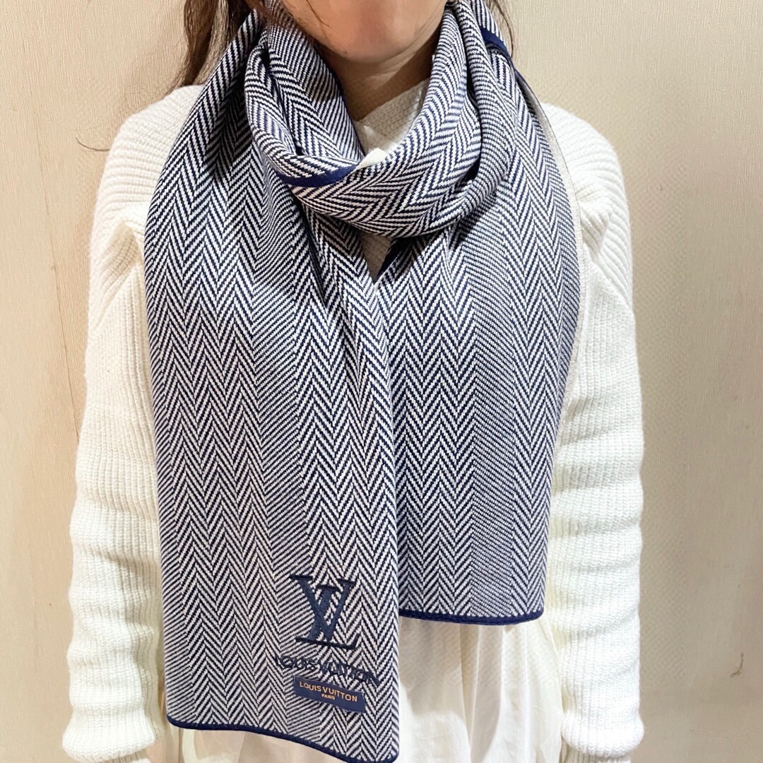 NO:187031,New popular products, couples LV, exclusive cow goods, luxury is all between sizes, high-end quality with super high cashmere quality, this brand will be favored by this product, which is rare scarf knitted on the market, it is really super high-end goods, only this big brand will have every color, love, every color is left. Good goods sold for one less, imported knitted cashmere size 180*32 high-version scarf, high-version scarf, louis vuitton19860909爆款上新 情侣款LV 独家牛货 奢华尽在尺寸之间,高端品质具有超高羊绒品质才会被此品牌青睐这种精品是市场上及其少见的围巾针织,真是超级高端货只有这种大品牌才会拥有每色都是大爱每色都留.卖一条少一条的好货 进口针织羊绒 尺寸180*32高版本围巾,高版本围巾,louis vuitton,scarf