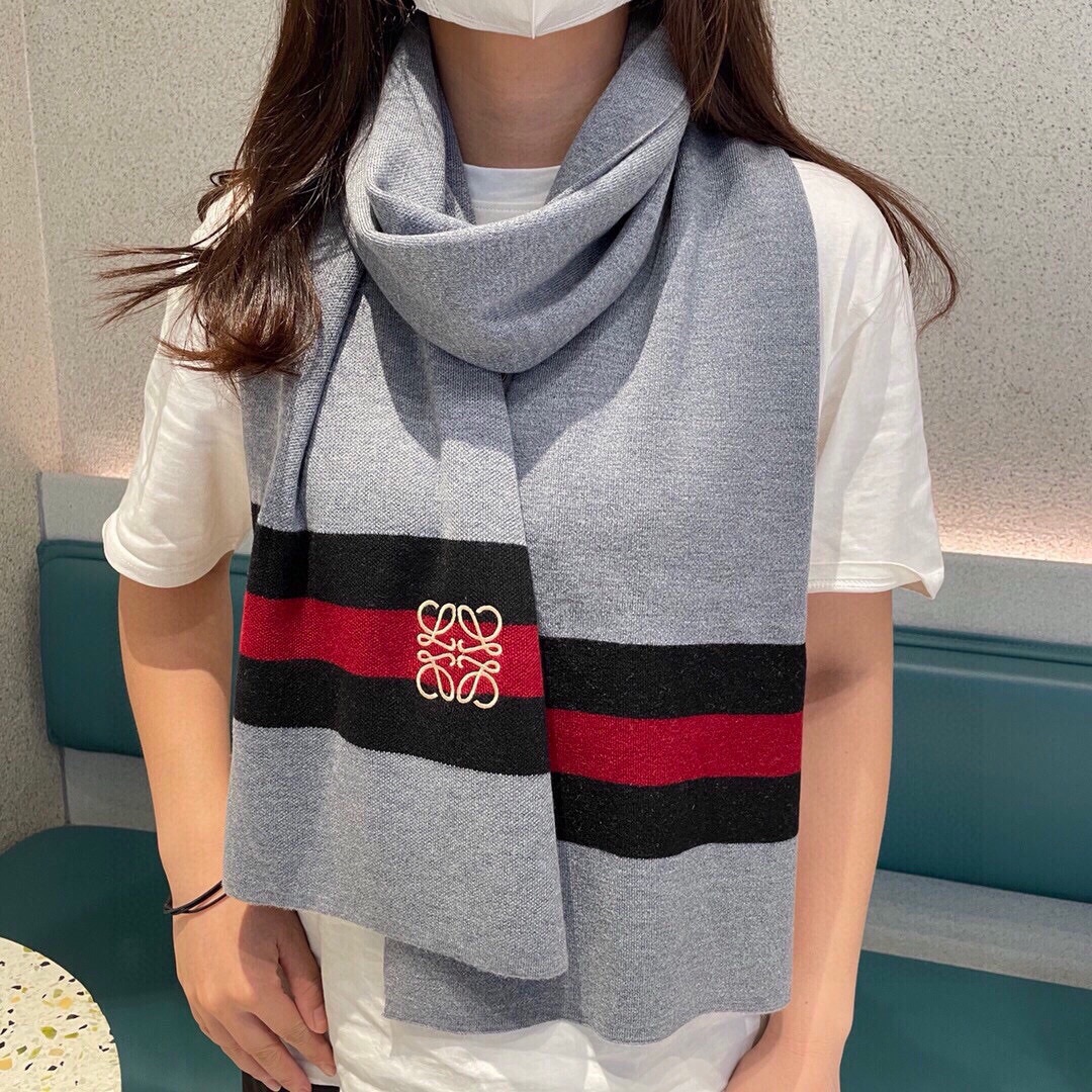 NO:187035,The popular product is available. The couple's model Luo Yiwei, exclusive cow product. Luxury is all in the size. Only high-end quality with super high cashmere quality will be favored by this brand. This boutique is a rare scarf knitted on the market. It is really a super high-end product. Only this big brand will have every color. Every color is left. Good product that sells one less. Imported knitted cashmere size 180*32 high-version scarf, high-version scarf, loewe19860909爆款上新 情侣款罗意威 独家牛货 奢华尽在尺寸之间,高端品质具有超高羊绒品质才会被此品牌青睐这种精品是市场上及其少见的围巾针织,真是超级高端货只有这种大品牌才会拥有每色都是大爱每色都留.卖一条少一条的好货 进口针织羊绒 尺寸180*32高版本围巾,高版本围巾,loewe,scarf