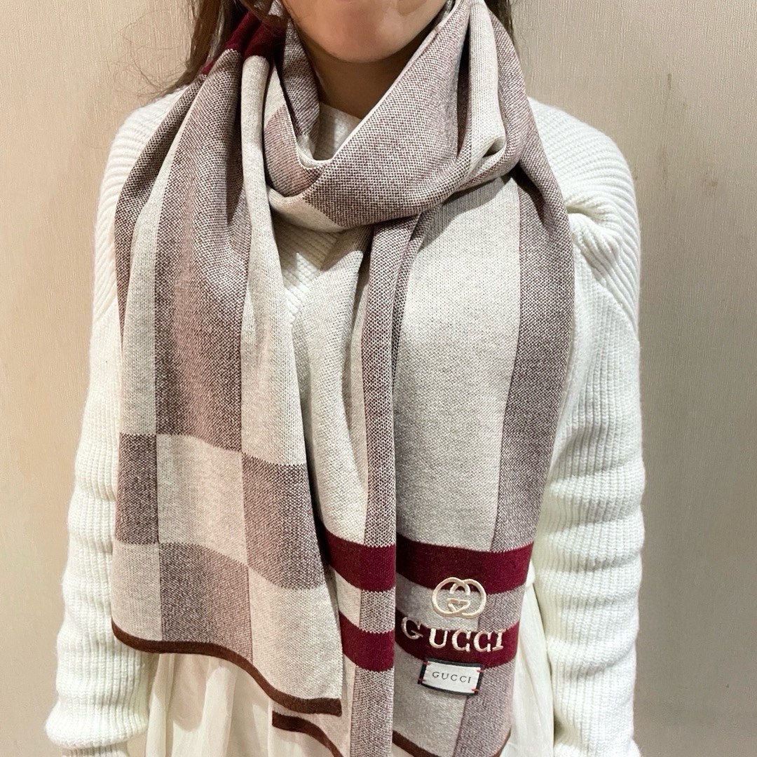 NO:187040,The latest model of the counter is coming to the top color weaving process. This process is only available in the big brand pure OEM factory. Top knitted and cashmere scarf. High-end products. Fashion brand colors are super positive, super soft, warm and skin-friendly. Simple plain colors are very elegant. It is really rare. The 32*180cm size long scarf is definitely a high-end quality that you can wear and go to the major counters for a walk with confidence. High-version scarf, high-version scarf.19860909专柜最新款古奇火爆来袭顶级色织工艺此工艺只有大牌纯正代工厂才有的工艺顶级针织加羊绒围巾高尖端产物时尚大牌颜色超正超级柔软保暖亲肤,简单的素色非常大气..真的是臻品罕见.32*180cm尺寸长巾绝对是手慢无的高端精品戴着它可以放心的去各大专柜遛弯哦,高版本围巾,高版本围巾,scarf