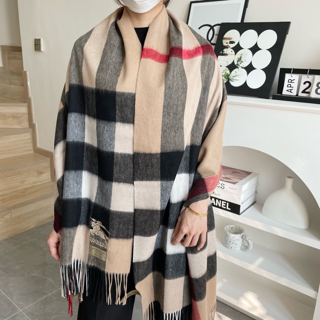 NO:187045,High-end quality, different market quality, hot-selling products are available, couples' style Burberry shawl, exclusive cow goods, luxury is all between sizes, high-end quality with super high cashmere quality will be favored by this brand. This boutique is a rare scarf knitted on the market, it is really a super high-end product. Only this big brand will have every color, love, every color is left. Good goods sold for one less, imported knitted cashmere size 200*70 high-version scarf, high-version scarf, burberry, shawls19860909高端好品质 市场质量不一样 爆款上新 情侣款巴宝利披肩 独家牛货 奢华尽在尺寸之间,高端品质具有超高羊绒品质才会被此品牌青睐这种精品是市场上及其少见的围巾针织,真是超级高端货只有这种大品牌才会拥有每色都是大爱每色都留.卖一条少一条的好货 进口针织羊绒 尺寸200*70高版本围巾,高版本围巾,burberry,shawls,scarf