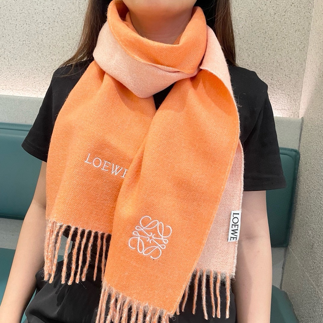 NO:187067,Top original neutral style Loeve. I am very lucky to get things from this brand. It is really rare. I rarely order in China. I really have few styles. Poor Loeve has been the top luxury brand in Spain. As a top luxury brand in Spain, it adheres to tradition, skills, enthusiasm and exudes a unique Spanish aristocratic atmosphere! This model is a custom window model for Barcelona counters! The overall composition of the scarf is the most classic LOGO style design of their brand. Specifications are 38x180, high-end cashmere scarf, high-end scarf, loewe19860909顶级原单中性款罗意威 很幸運拿到這個品牌的東西,真的不多見,很少在國內做訂單,款式真的少的可怜羅意威作為西班牙的頂尖奢侈品牌,秉承傳統,技藝,熱誠,散髮獨特的西班牙貴族氣息！本款為巴塞羅納專櫃的櫥窗定制款！围巾整体构图为他们品牌最经典的LOGO风格设计.规格38x180,材质羊绒高版本围巾,高版本围巾,loewe,scarf