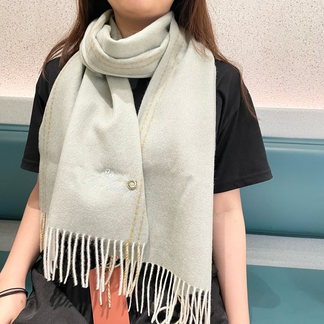 NO:187034,LP top original single [LP striped long scarf] high-end products are presented with a heavy weight, unprecedented, pure cashmere, which feels so good that it is definitely another slow-handed one. The craftsmanship is imported, very classy, ​​low-key and small luxury. Size 32*200cm Imported pure cashmere knitted high-version scarf, high-version scarf, loro piana19860909LP极品原单【LP条纹长巾】高尖端产物重磅呈现 ,绝无仅有 史无前例 纯山羊绒 手感好到爆绝对又是一款手慢无 工艺上采用的是进口,非常显档次,低调中带着小奢华.尺寸32*200cm 进口纯羊绒织就高版本围巾,高版本围巾,loro piana,scarf